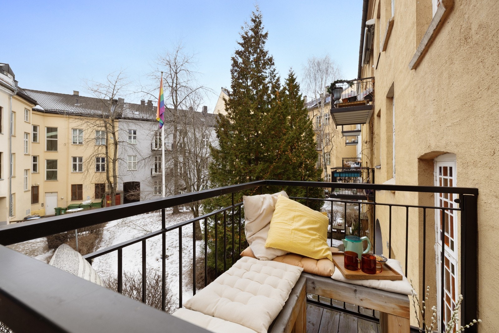 Her kommer du til en lys og romslig 3-roms med balkong. Galleribilde