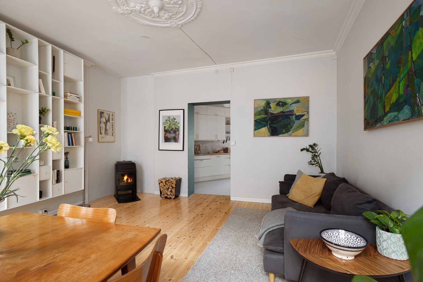 De store vindusflatene slipper inn rikelig med naturlig lys og bidrar til en luftig og god romfølelse. Galleribilde