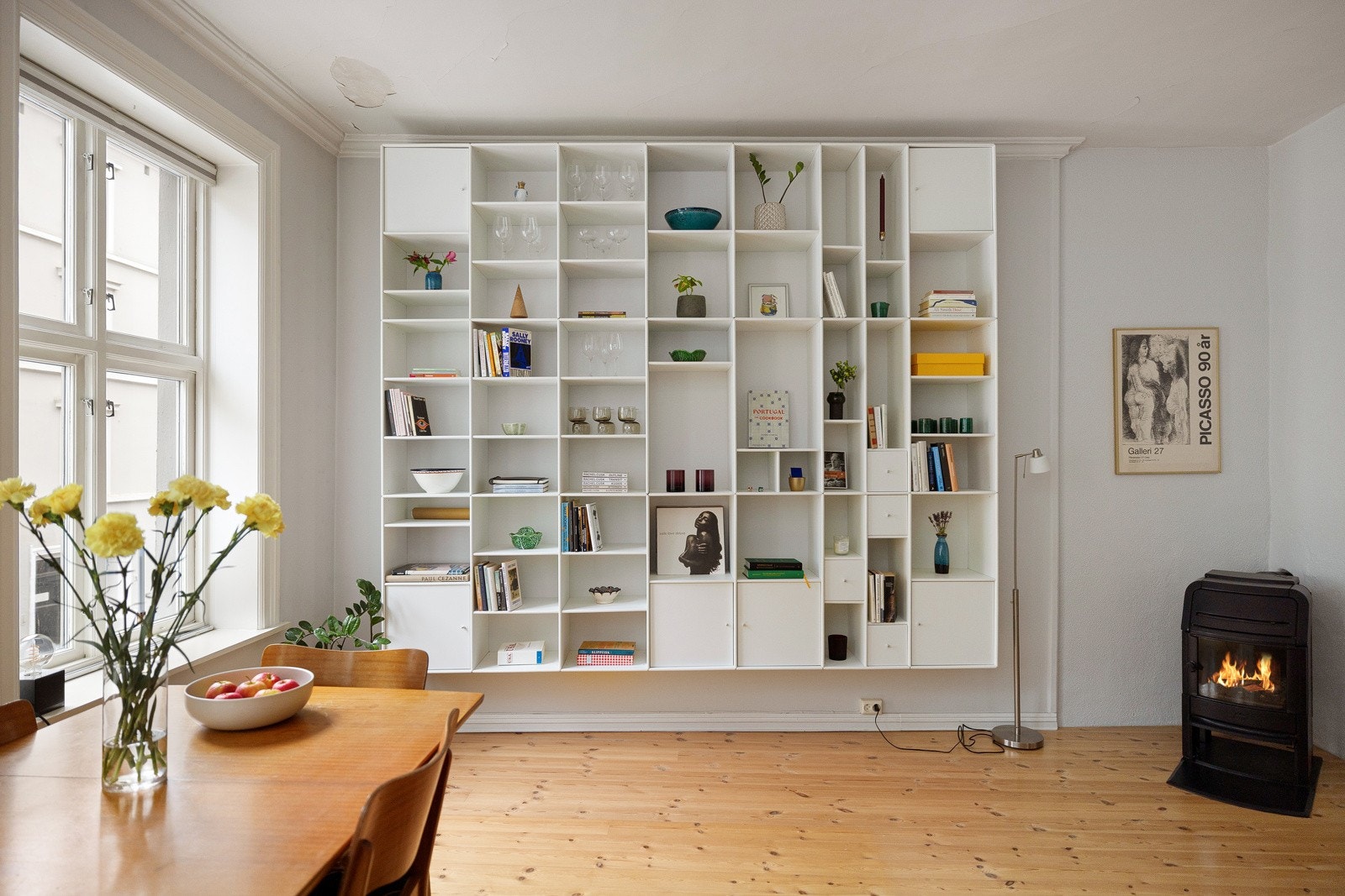 Modulhyllen i stuen følger med. Galleribilde