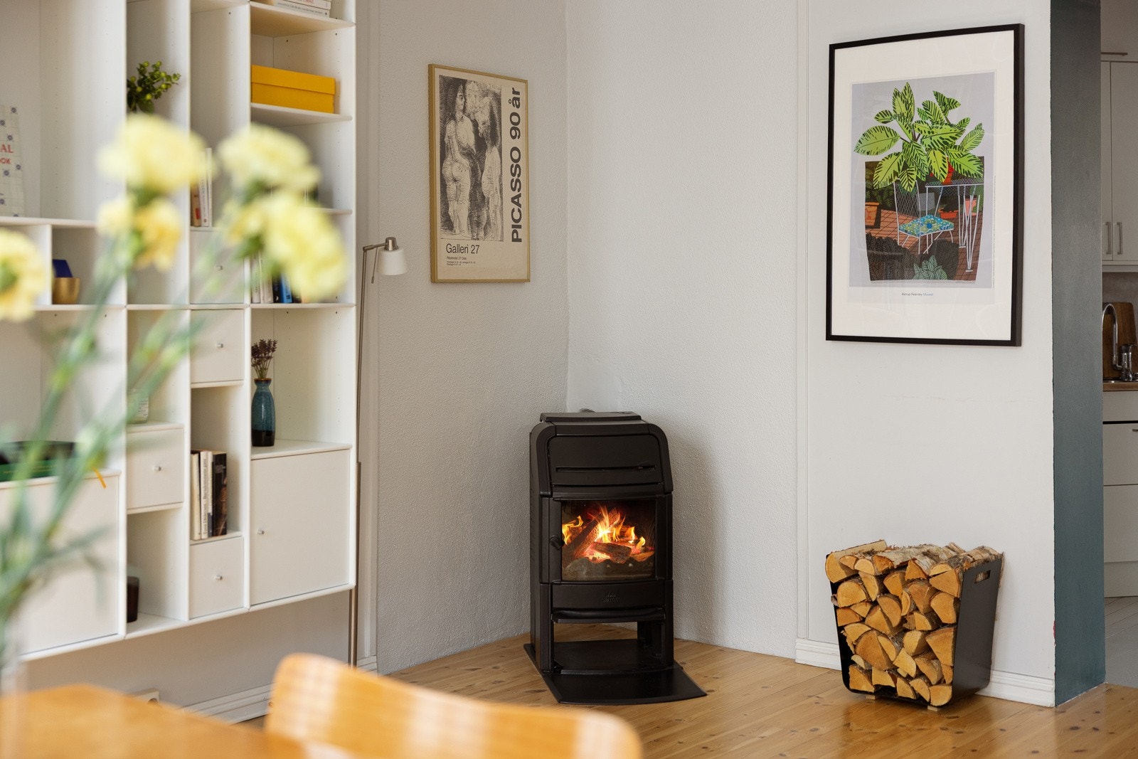 Rommet er utstyrt med en flott peisovn som sørger for ekstra varme og hygge på kjølige dager. Galleribilde