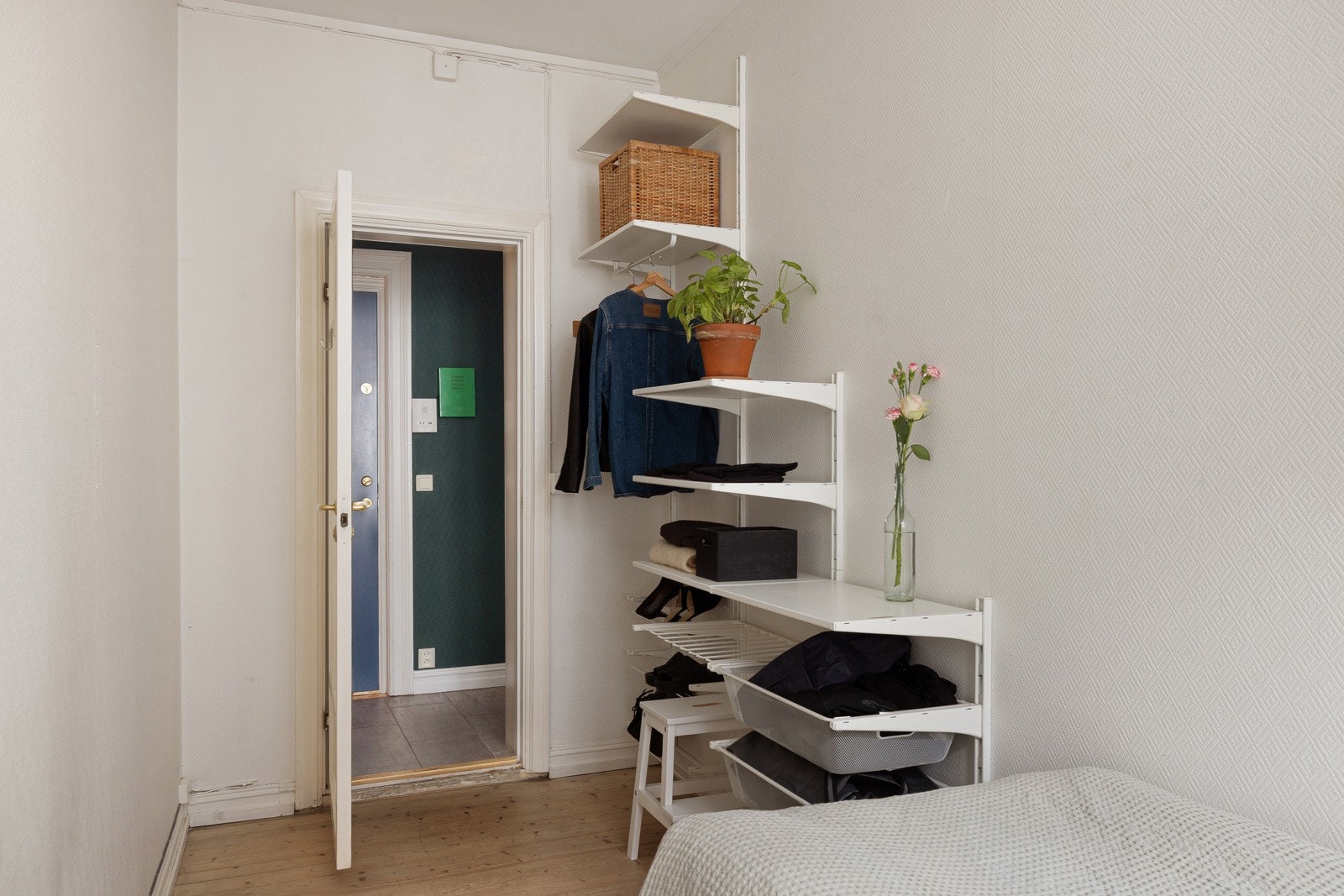 Rommene har plass til seng, nattbord og garderobeløsning. Galleribilde