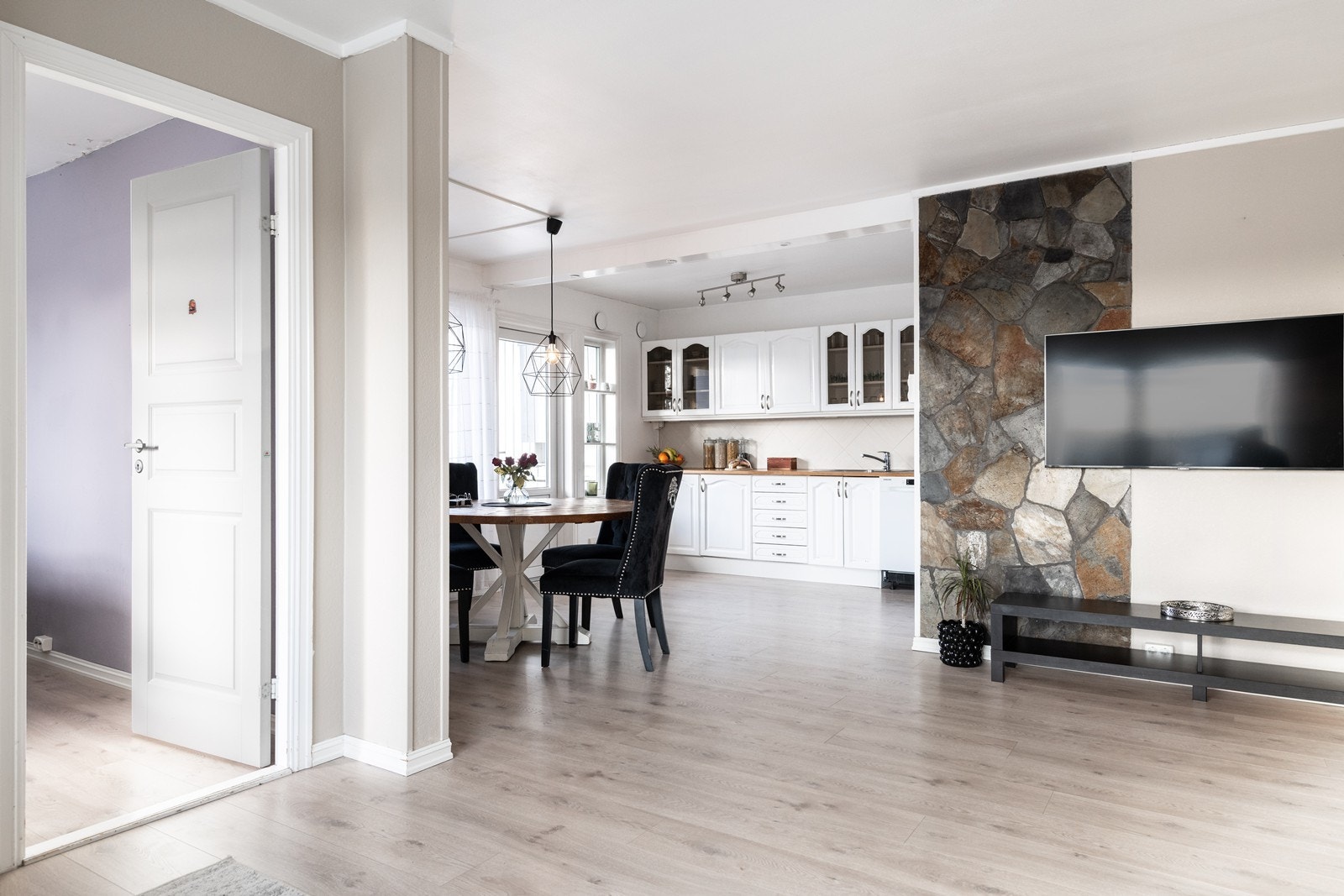 Åpen løsning mellom kjøkken og spisestue gir romslig plass til måltider. Galleribilde