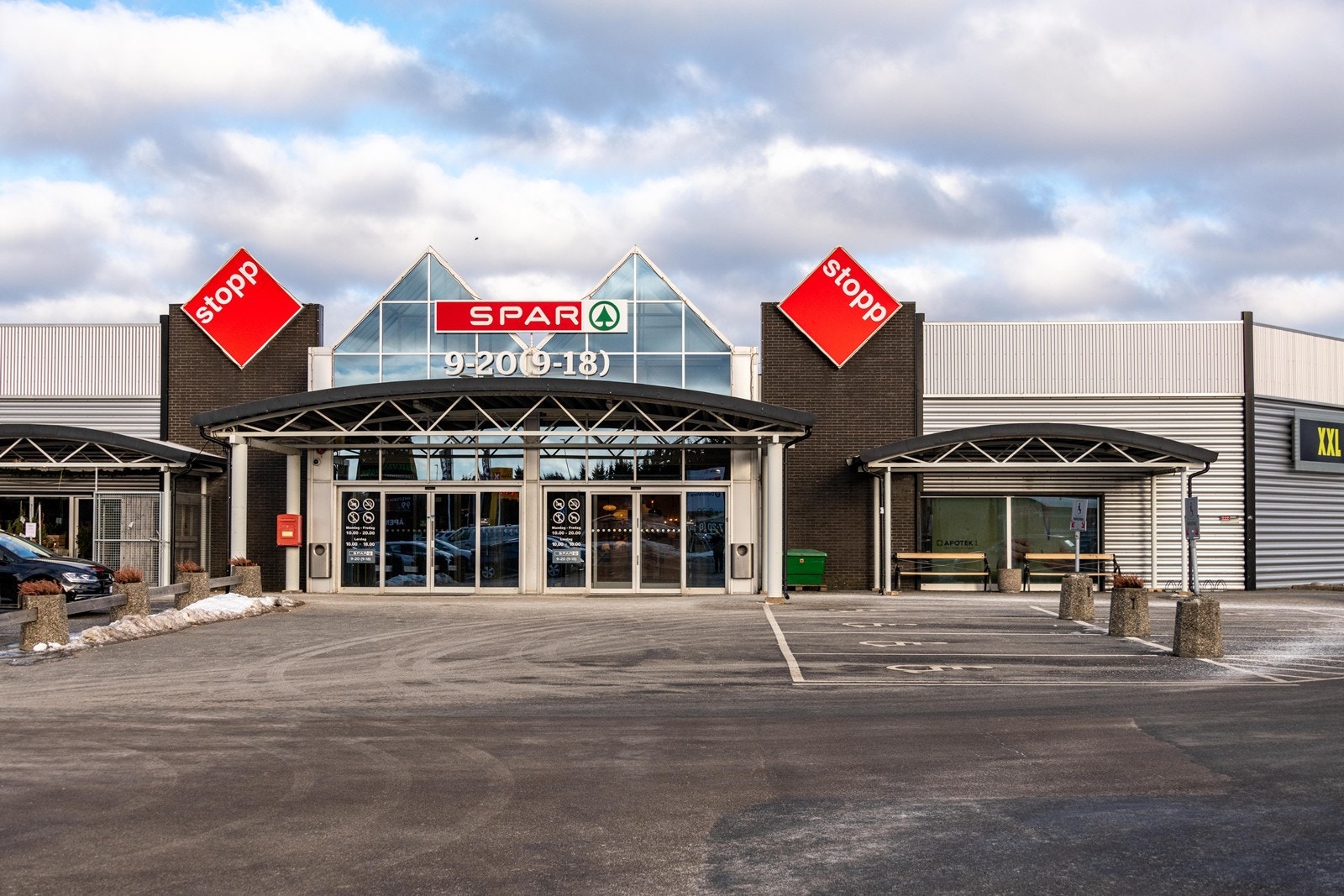 Nærliggende kjøpesenter gir enkel tilgang til dagligvarehandel og andre tjenester. Galleribilde