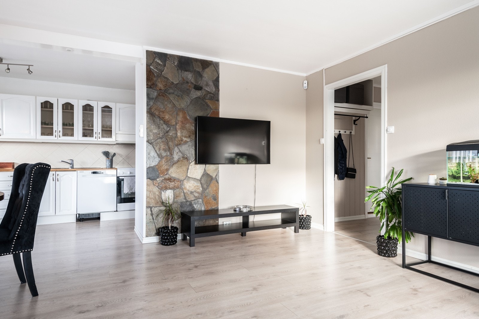 Vegger med naturstein gir en kontrast til det ellers lyse interiøret. Galleribilde