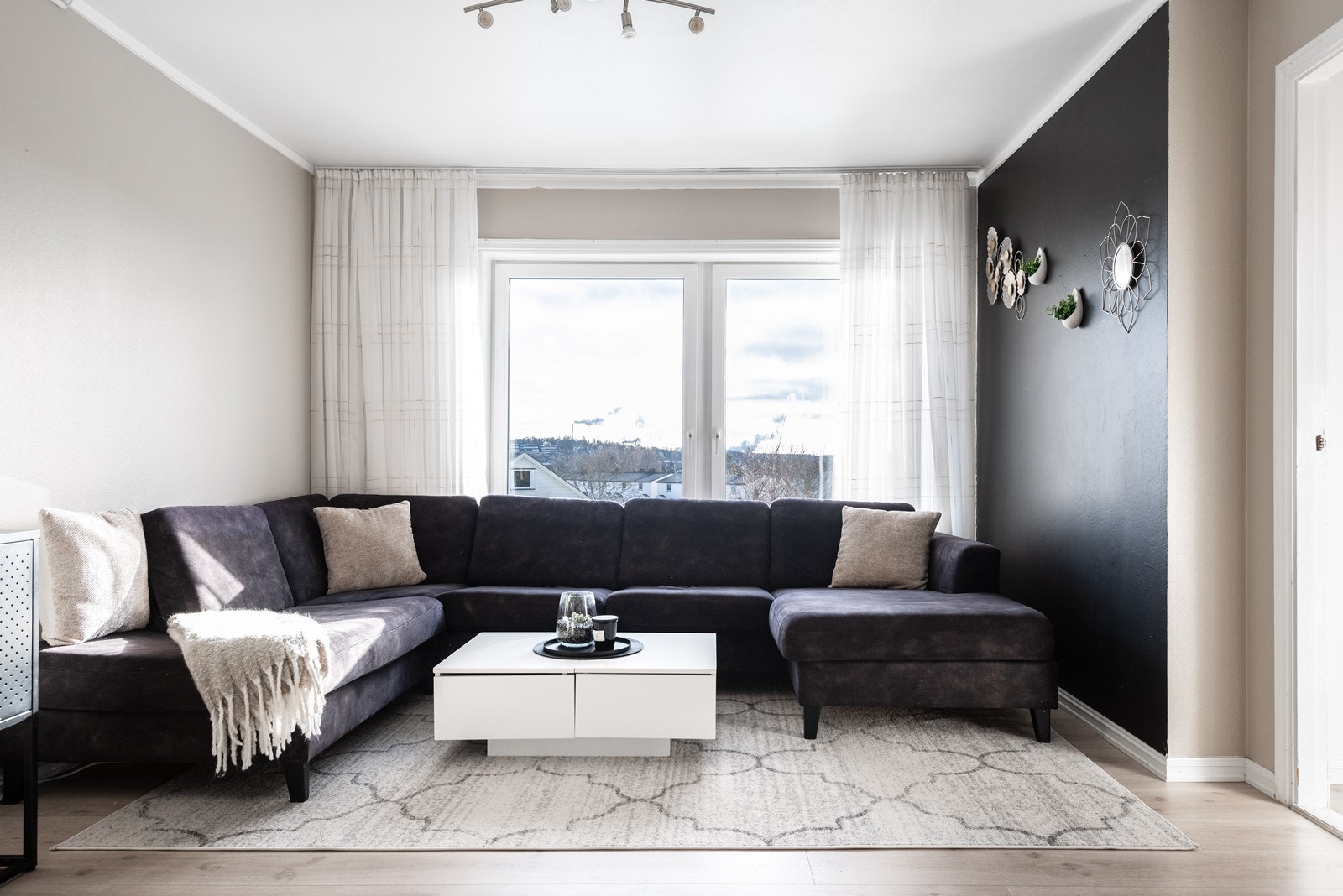 Store vinduer i stuen gir godt med naturlig lys og utsikt over nærområdet. Galleribilde