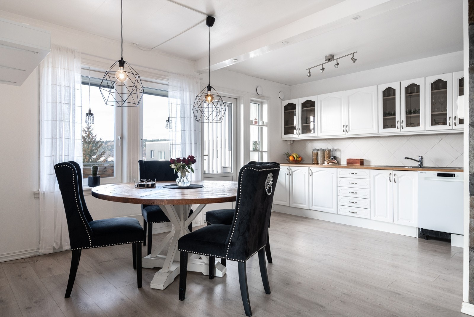 Spiseplassen er praktisk plassert ved store vinduer som slipper inn rikelig med lys. Galleribilde