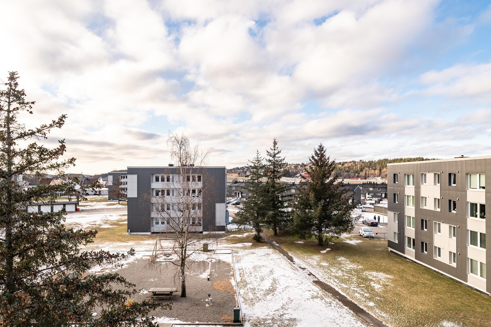 Utsikt over felles grøntområde med lekeplass og beplantning gir en åpen følelse. Galleribilde