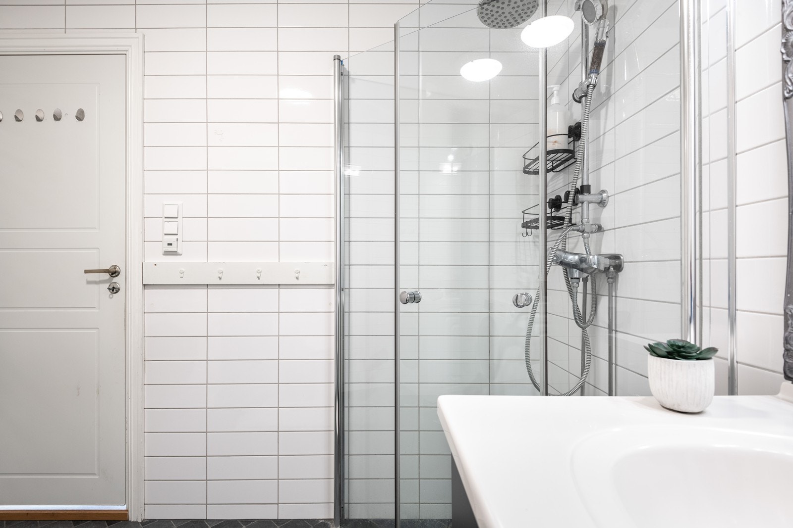 Dusjen er utstyrt med mekanisk avtrekk for god ventilasjon. Galleribilde