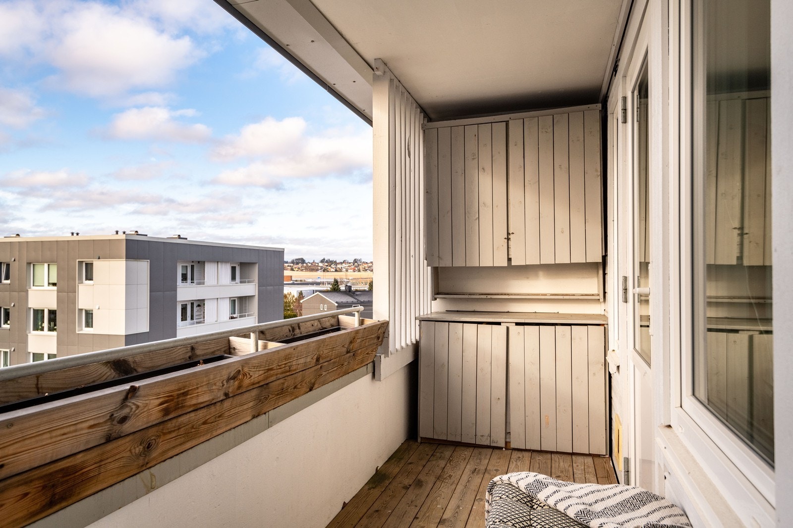 Balkongen har gode solforhold store deler av dagen. Galleribilde