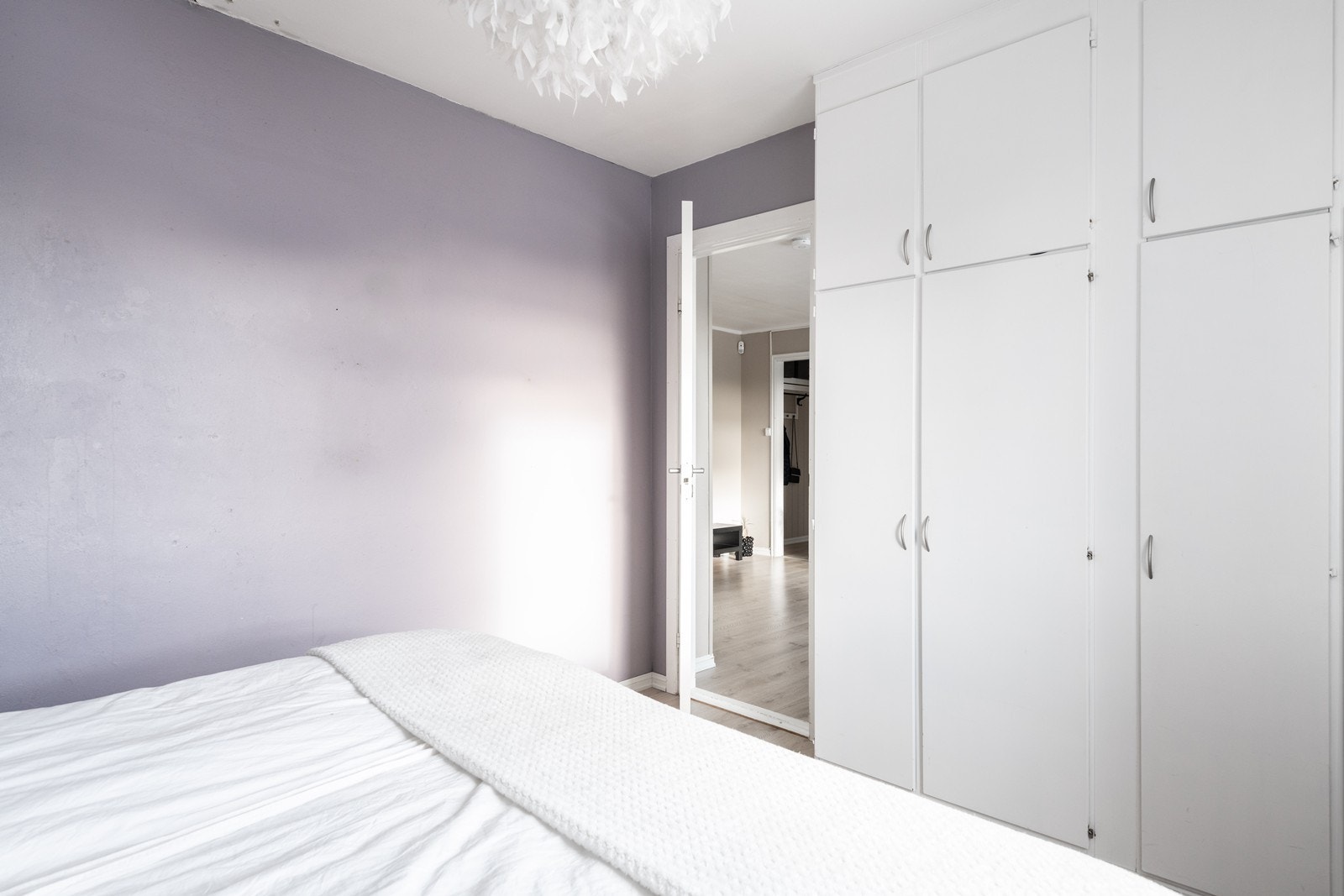 Innebygde skap gir god oppbevaringsplass i soverommet. Galleribilde