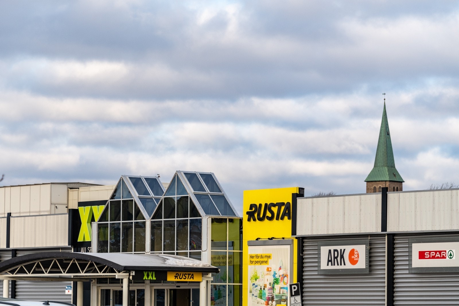 Kjøpesenter med flere butikker gir gode shoppingmuligheter i nærområdet. Galleribilde