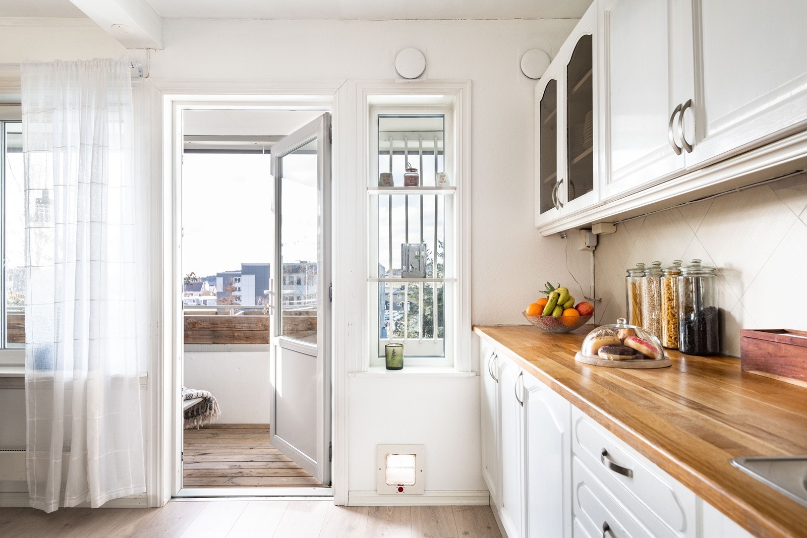 Kjøkkenet har laminert benkeplate med nedfelt vask og frittstående hvitevarer. Utgang til balkong gir enkel tilgang til uteområdet. Galleribilde