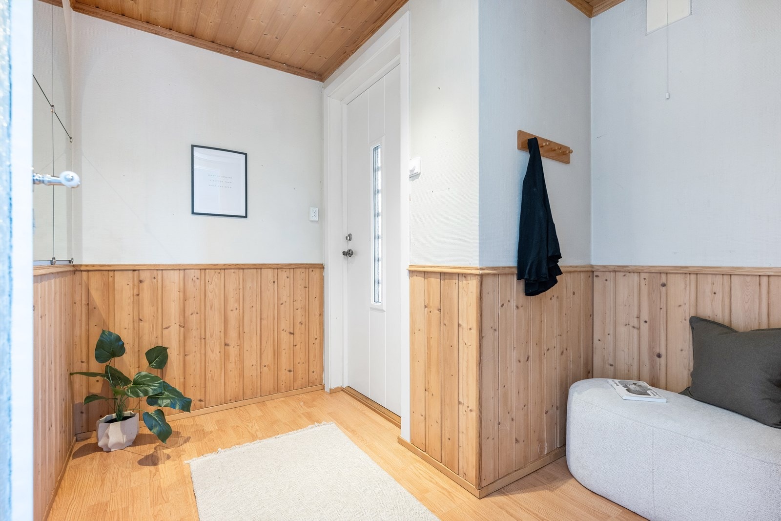 Entré med god plass for yttertøy. Galleribilde