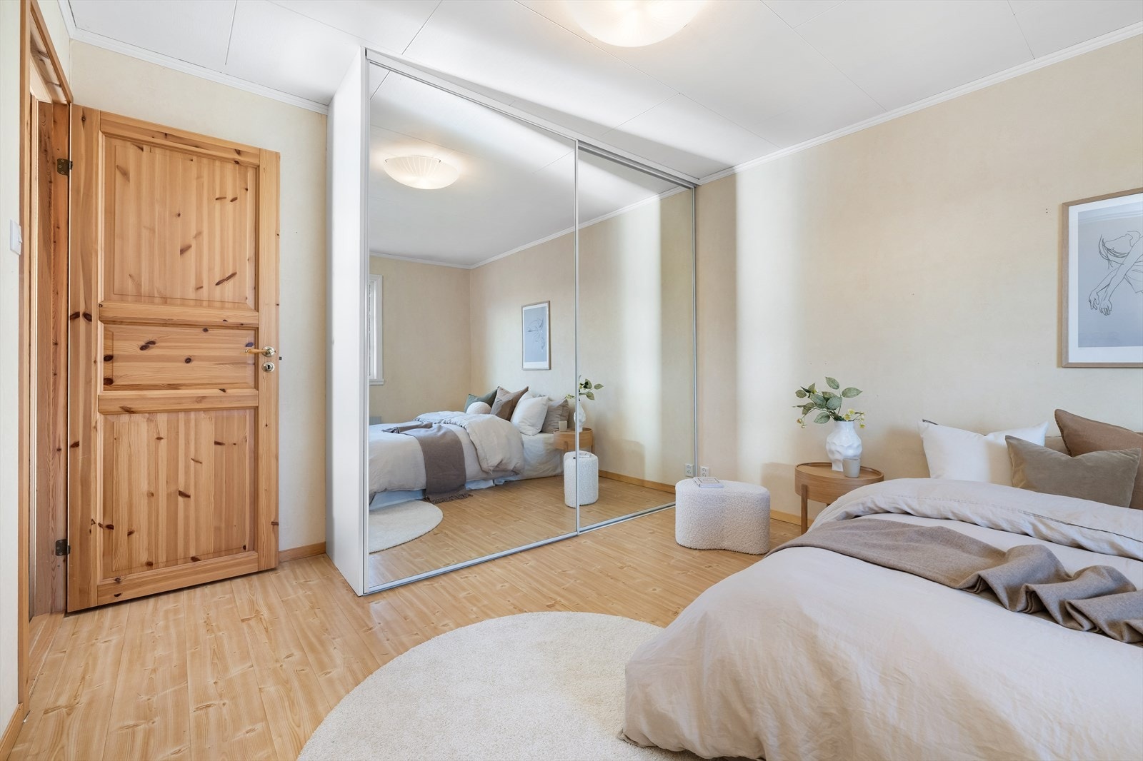 Her har man medfølgende skyvedørsgarderobe. Galleribilde