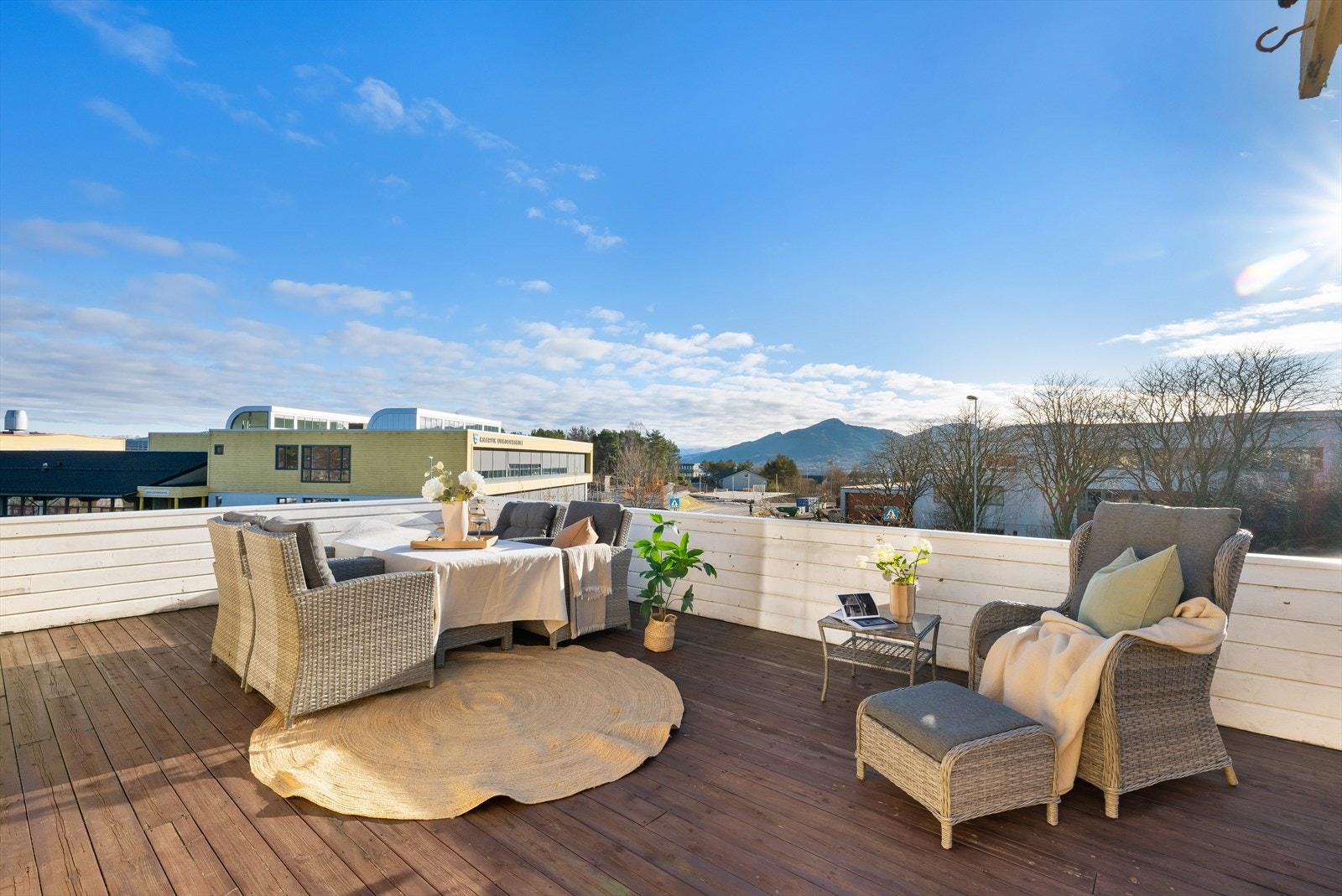 Eiendommen har stor terrasse med utgang i fra stuen i hoveddelen. Her nyter man gode solforhold på sommerstid og har utsikt til nærområdet. Galleribilde