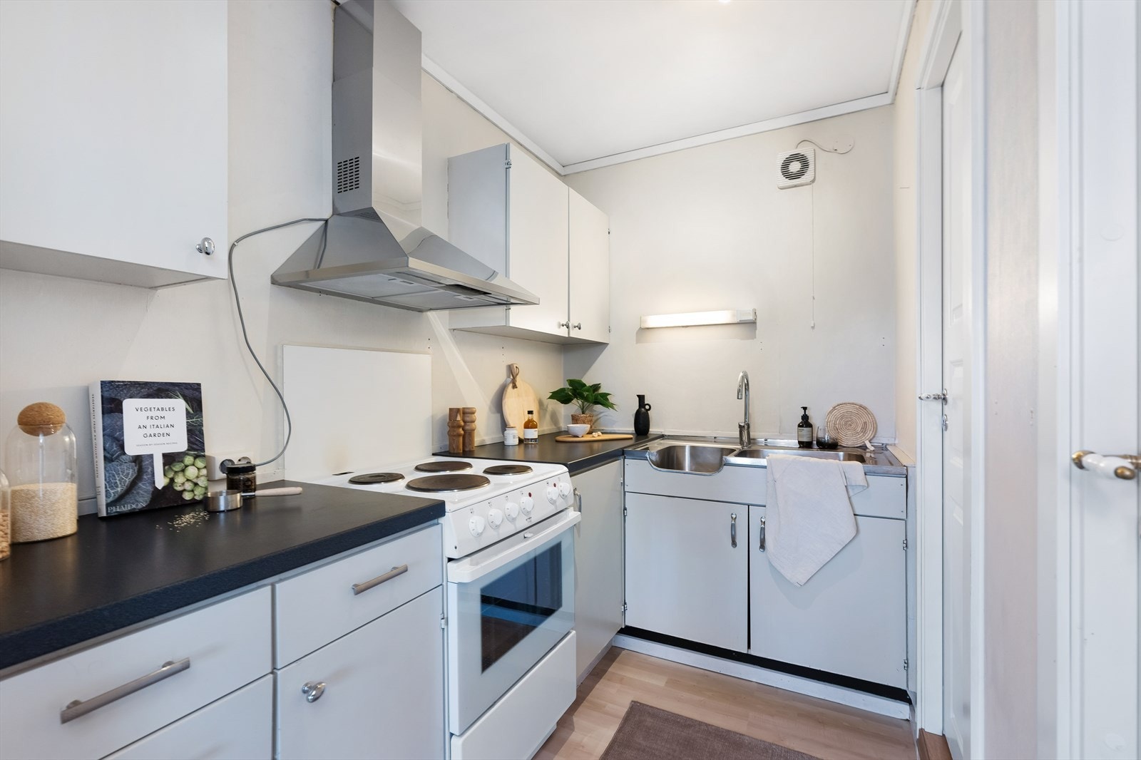 Fint hybelkjøkken med medfølgende hvitevarer. Galleribilde