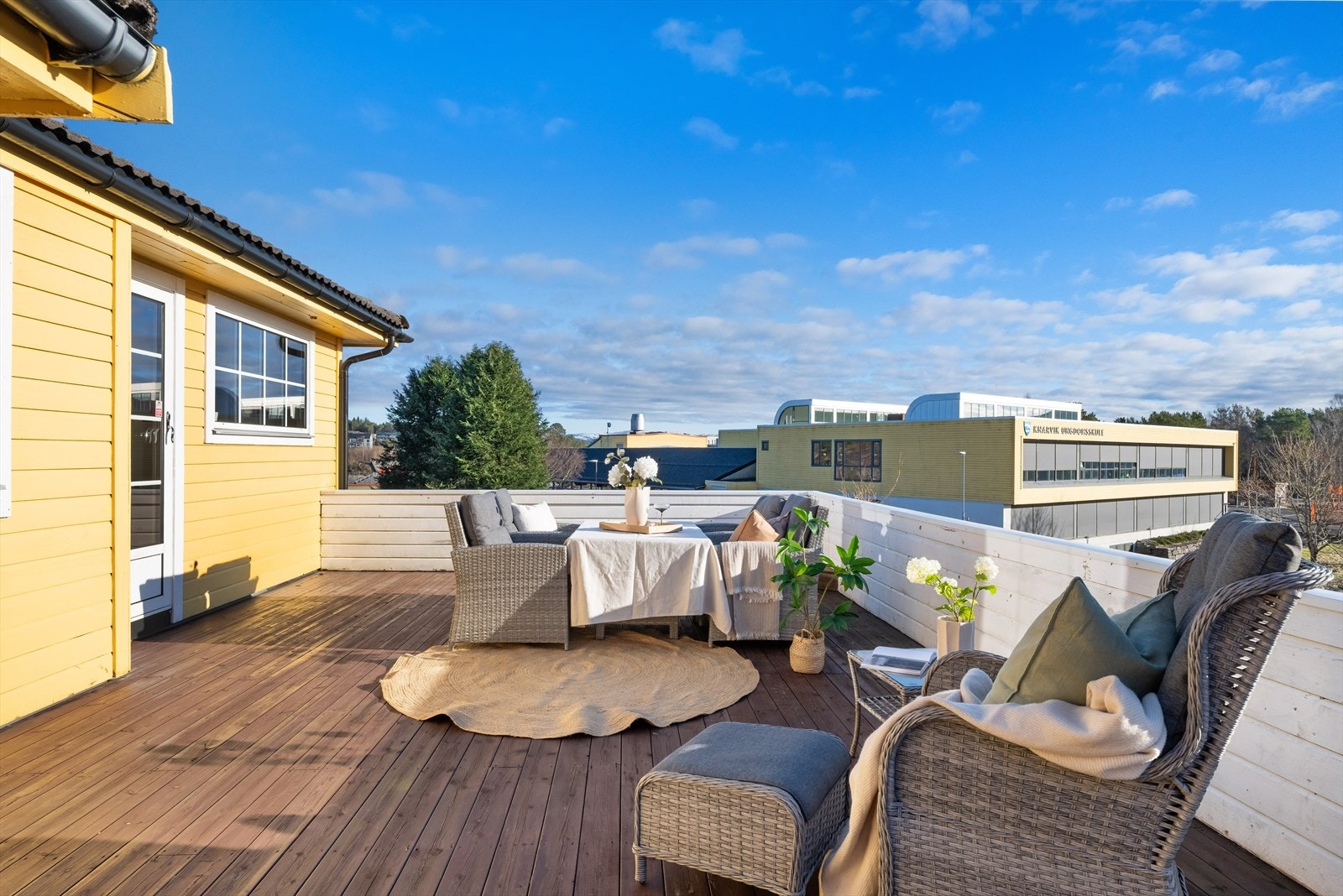 Her er det rikelig med plass for utemøbler. Galleribilde