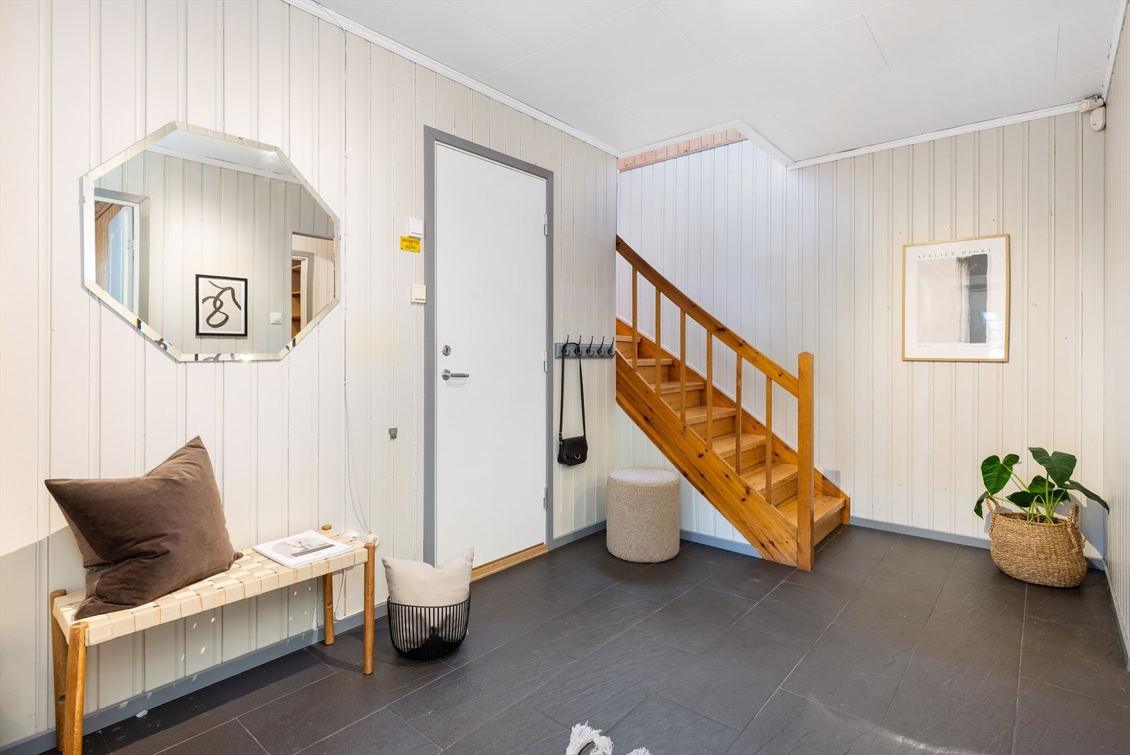 I underetasjen i hoveddelen er det tilgang til teknisk rom, flere boder og et rom som i dag brukes som soverom. Galleribilde