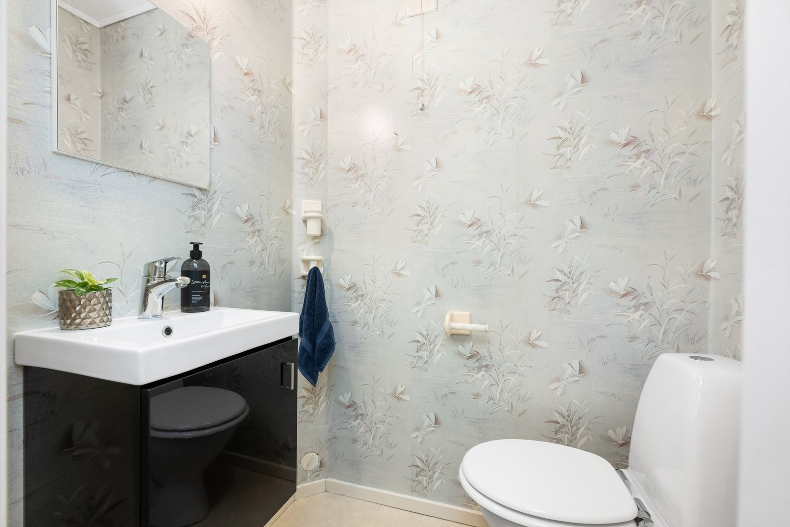 Separat wc med frittstående toalett og servantinnredning. Galleribilde