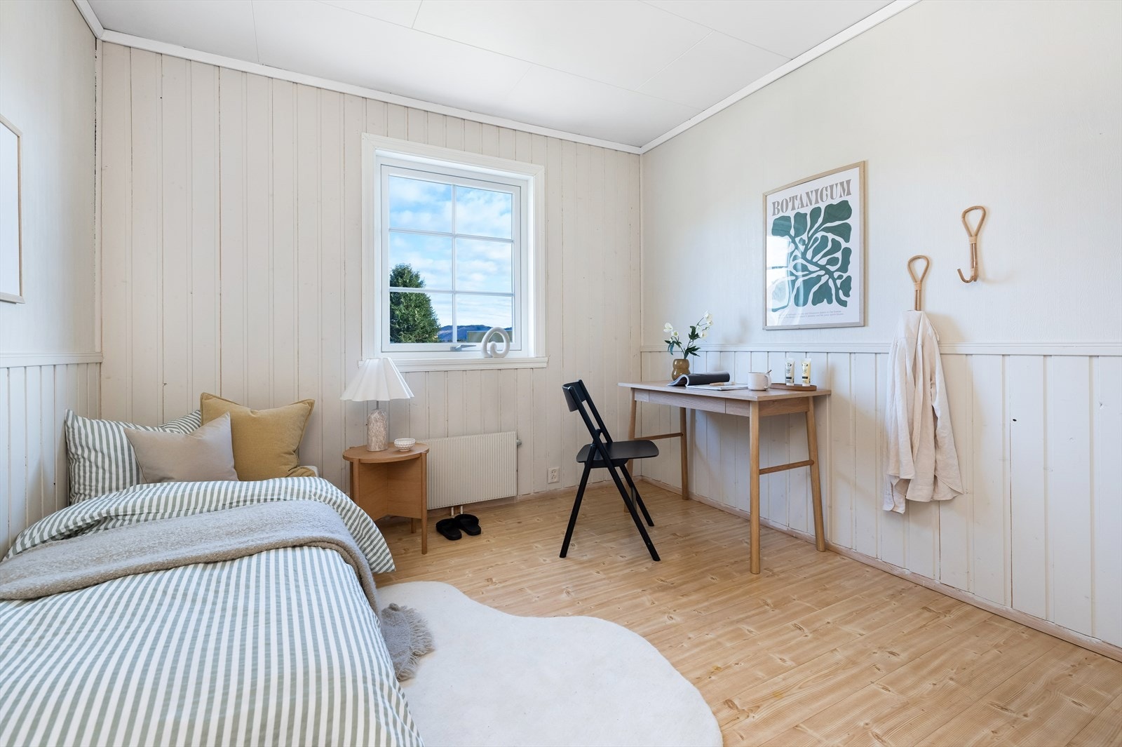 Soverom 2 har også god størrelse og har rikelig med plass for seng og garderobe med mer. Galleribilde