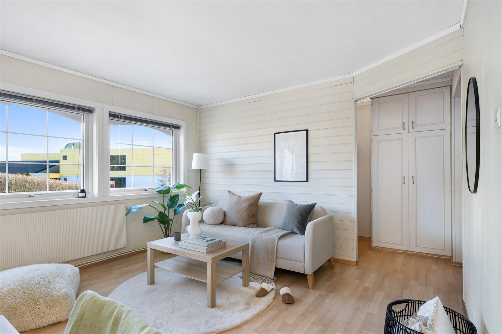 Stuen i hybelen er lys og trivelig, med god plass for sittegruppe med mer. Hybelen har vært utleid for kr. 11.000,- inkl. strøm og internett. Galleribilde