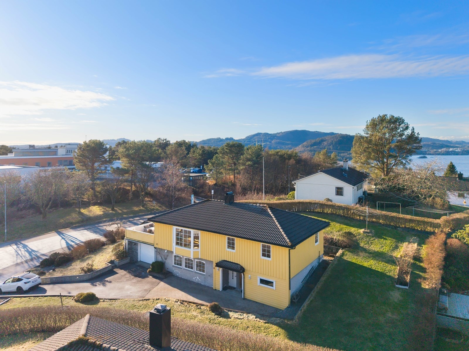 Eiendommen har flott hage rundt huset med gressplen, og fin beplantning. Galleribilde