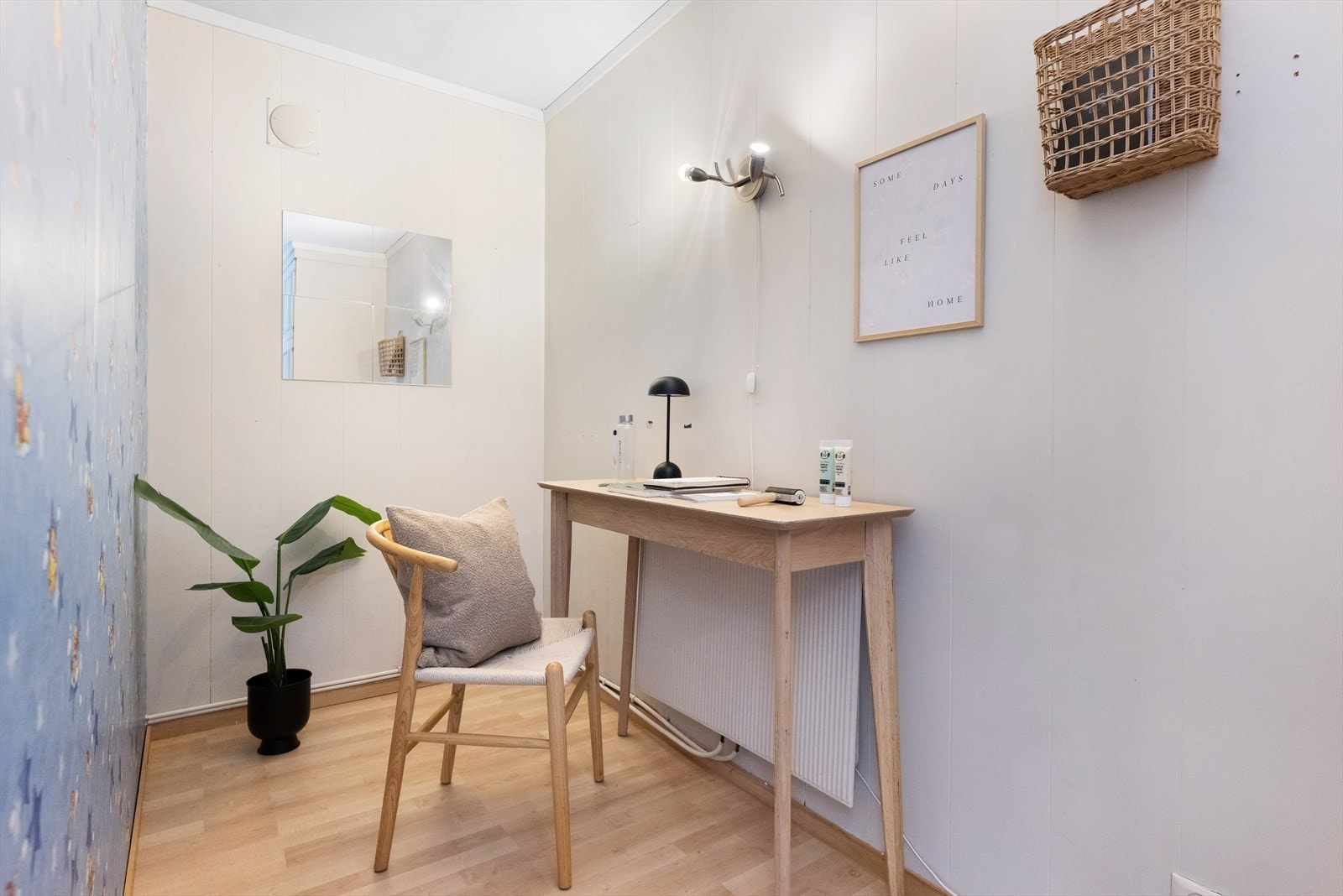 I stuen er det laget til en liten kontorkrok bak skillevegg. Galleribilde