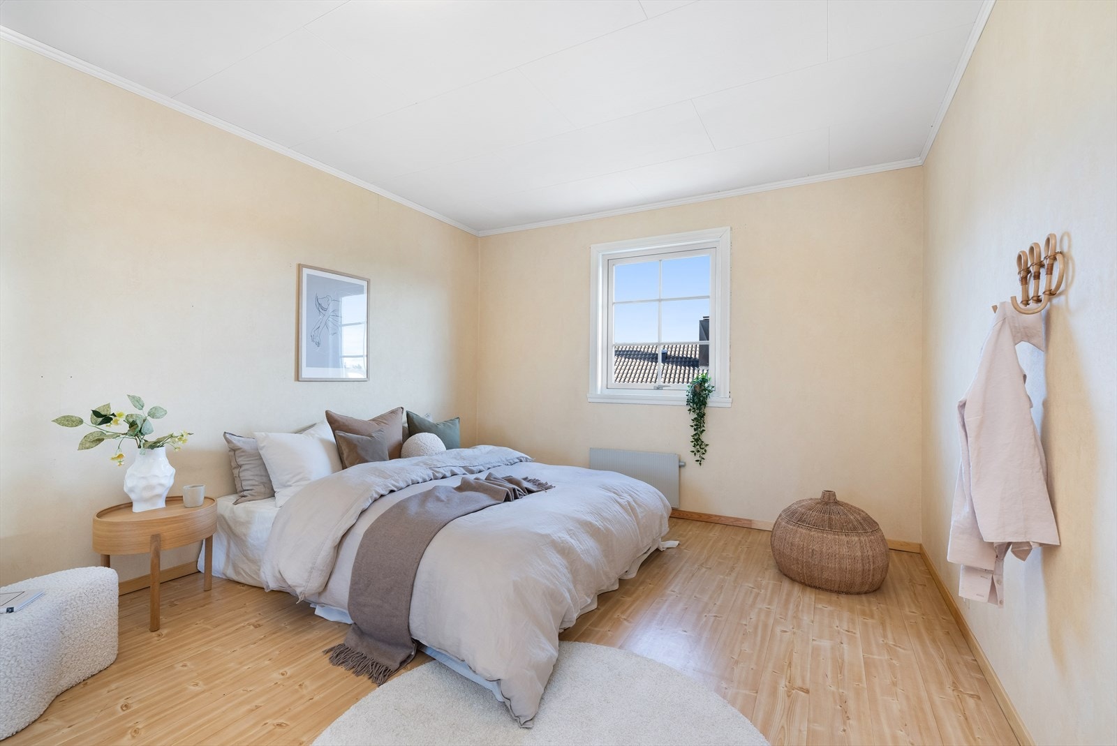 Hovedsoverommet er deilig stort og har god plass for stor dobbeltseng og garderobe med mer. Galleribilde