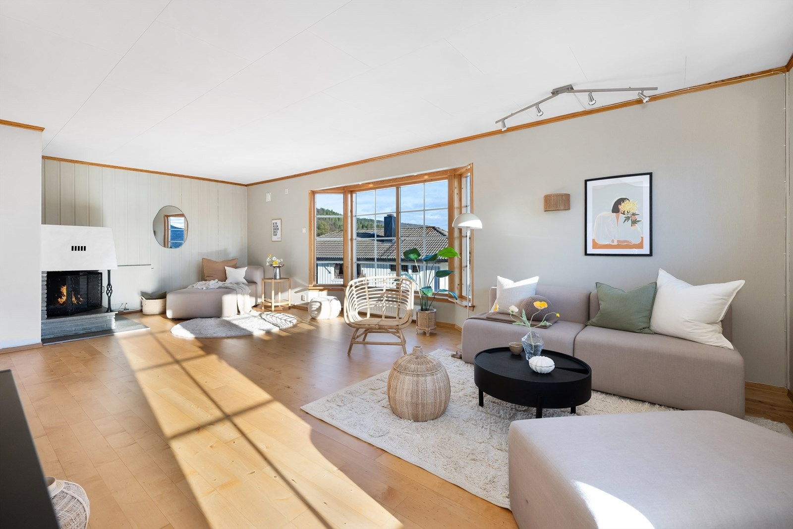 Her har man en stor og åpen stue, med rikelig av plass for flere sittegrupper så vel som spisebord. Galleribilde