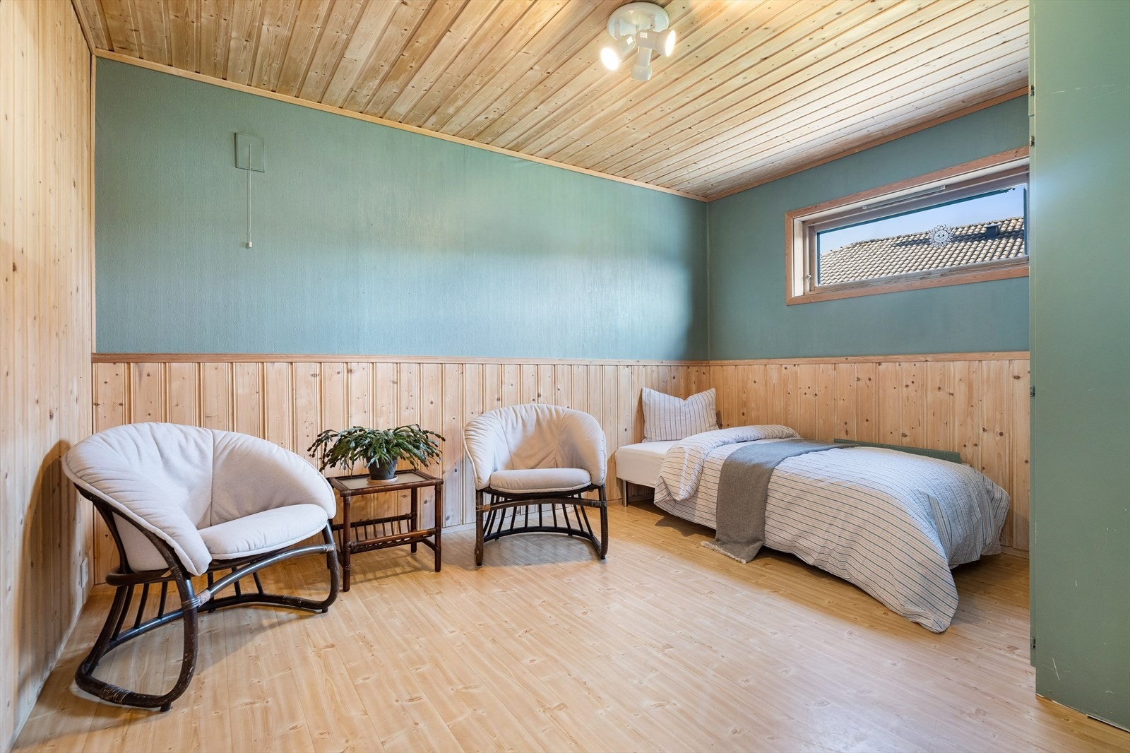 Dette rommet har vært i bruk som soverom, men er i opprinnelige tegninger oppført som sport/hobbyrom. Rommet må bruksendres dersom det skal kunne brukes som oppholdsrom. Her er det god plass uansett bruk. Galleribilde