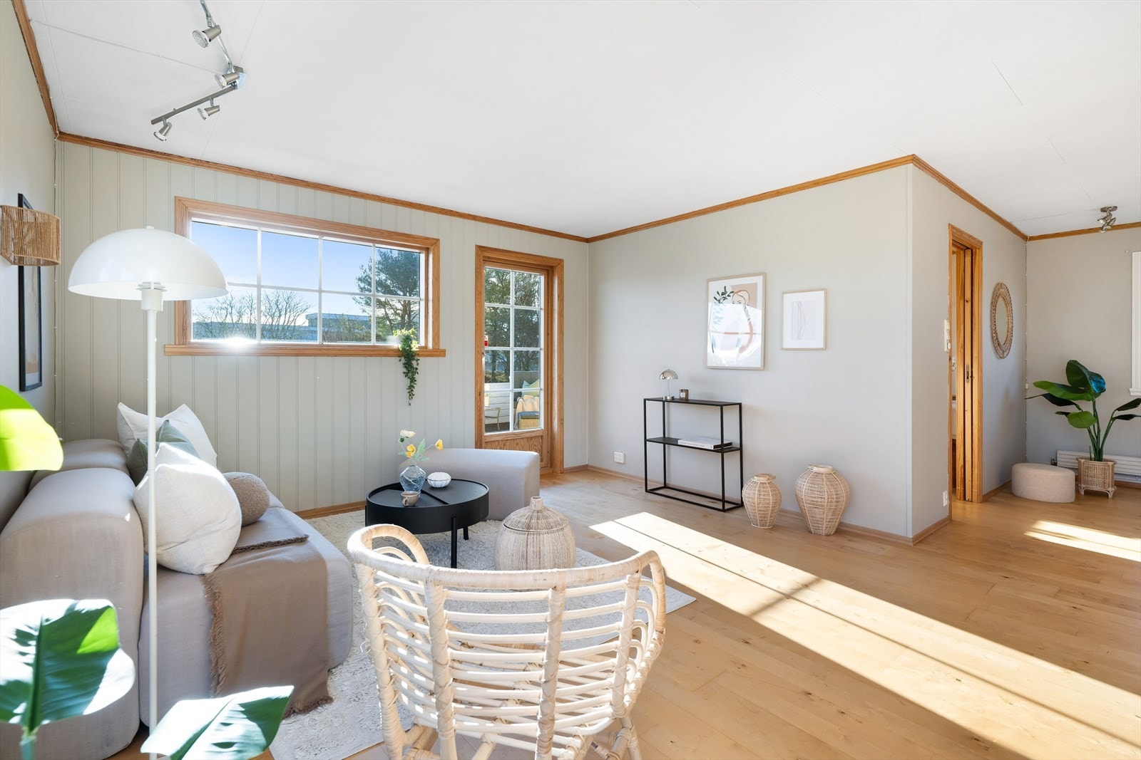 Fra stuen er det direkte utgang til terrasse og hage. Galleribilde