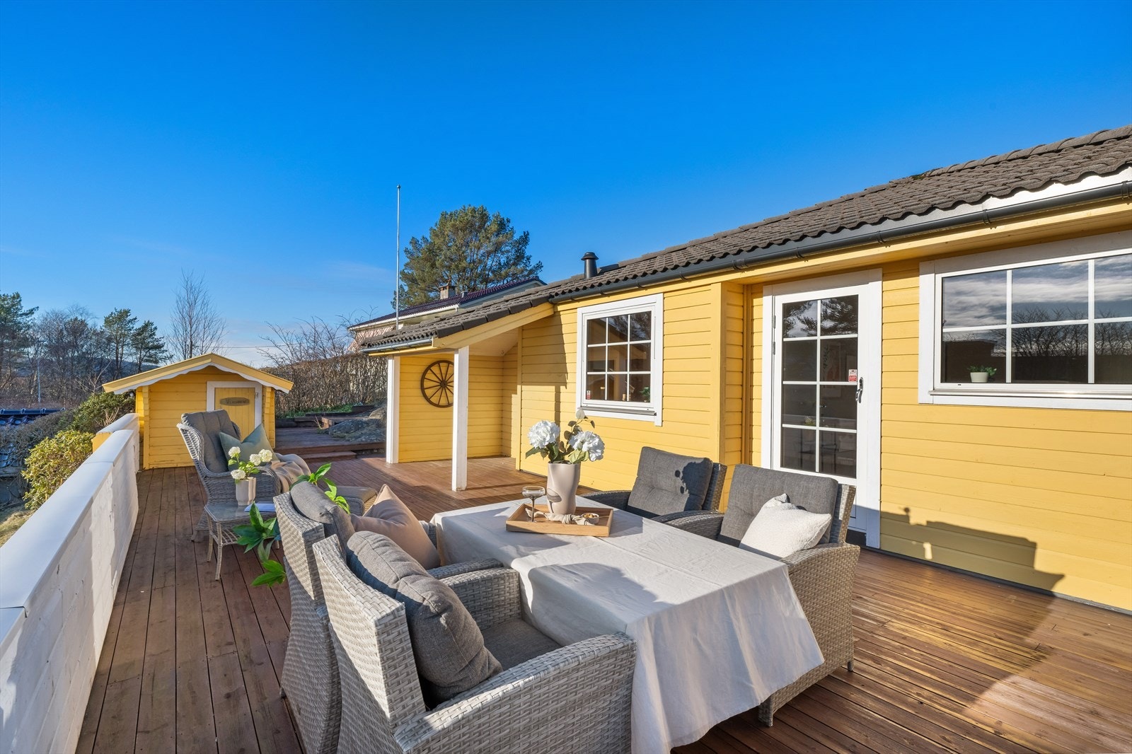 Her er det også tilkomst til hage og baksiden av huset. Galleribilde