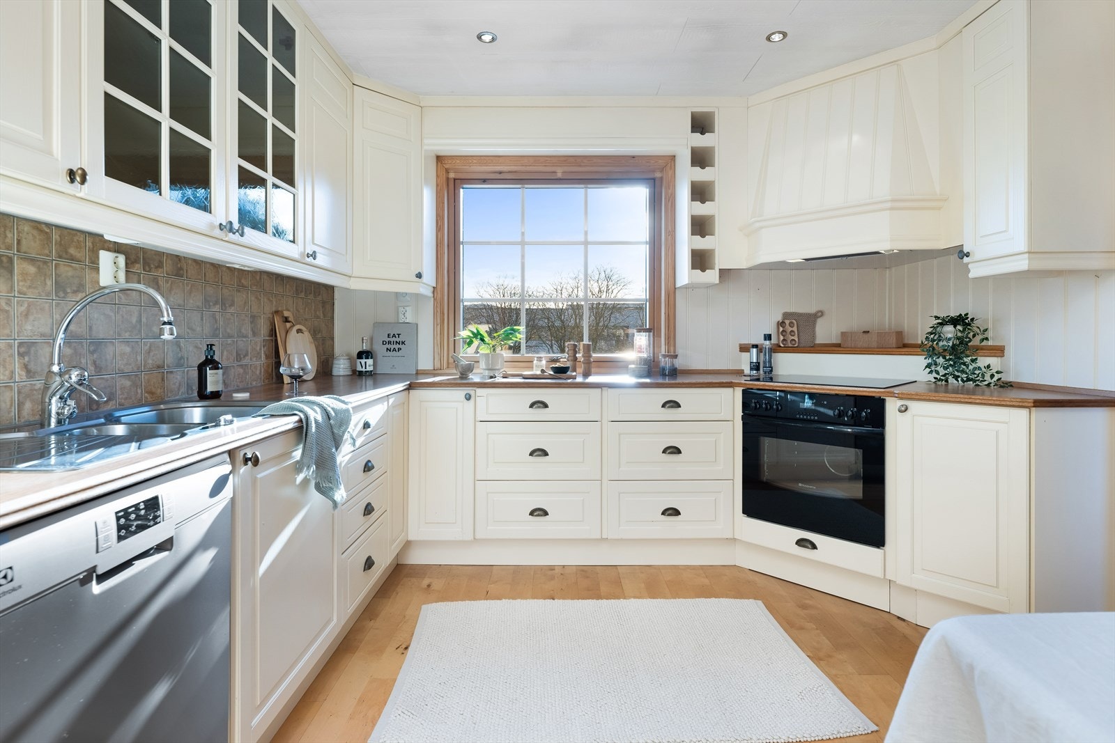 Pent kjøkken med profilerte fronter, godt med benke og oppbevaringsplass samt alle hvitevarer medfølgende. Galleribilde