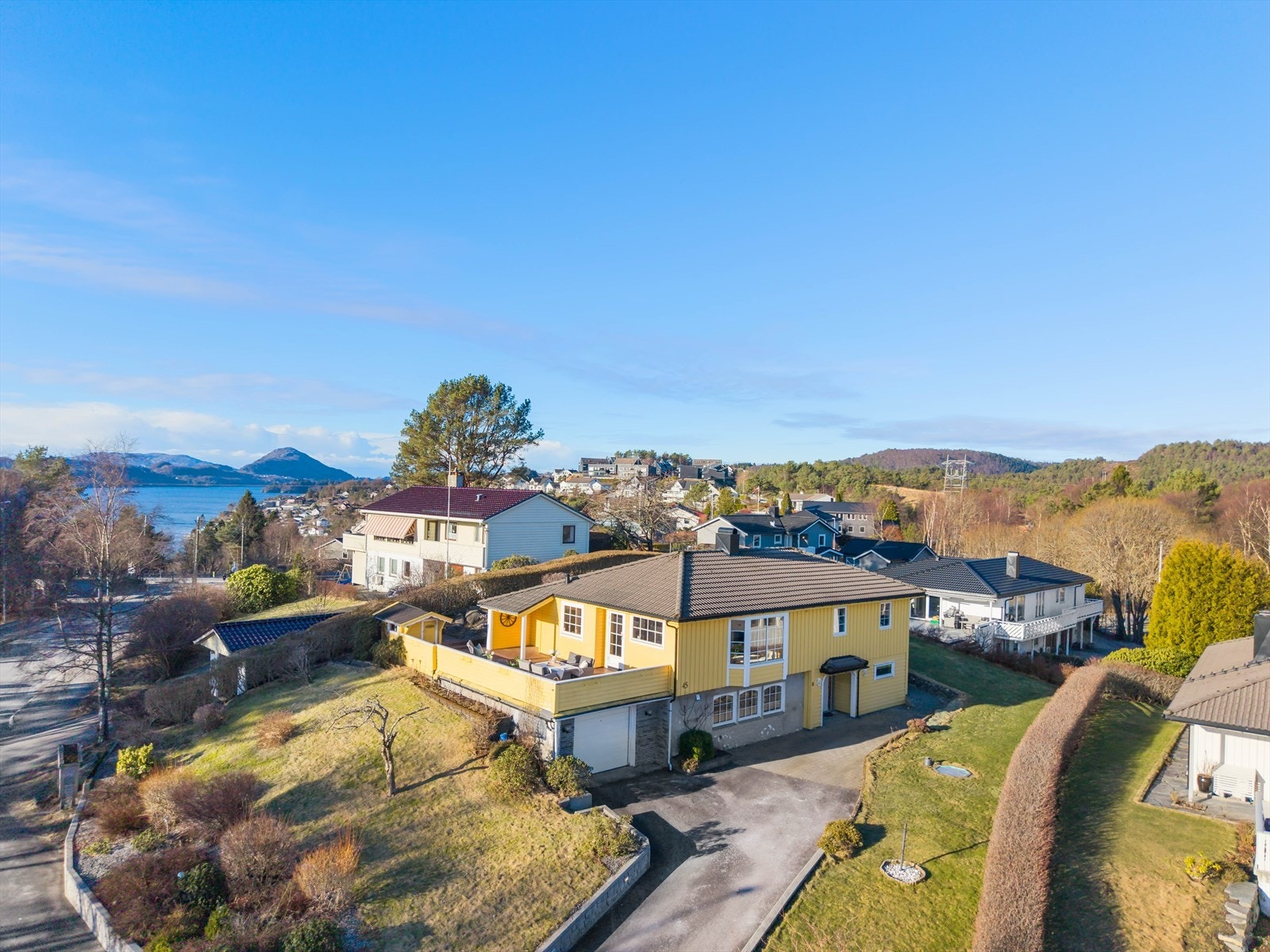 Hjertelig velkommen til visning i Juvikstølen 45. En flott enebolig med sentral beliggenhet og med utleiehybel. Eiendommen presenteres av Eiendomsmegler Norge v/Hans Petter Midbrød. Galleribilde