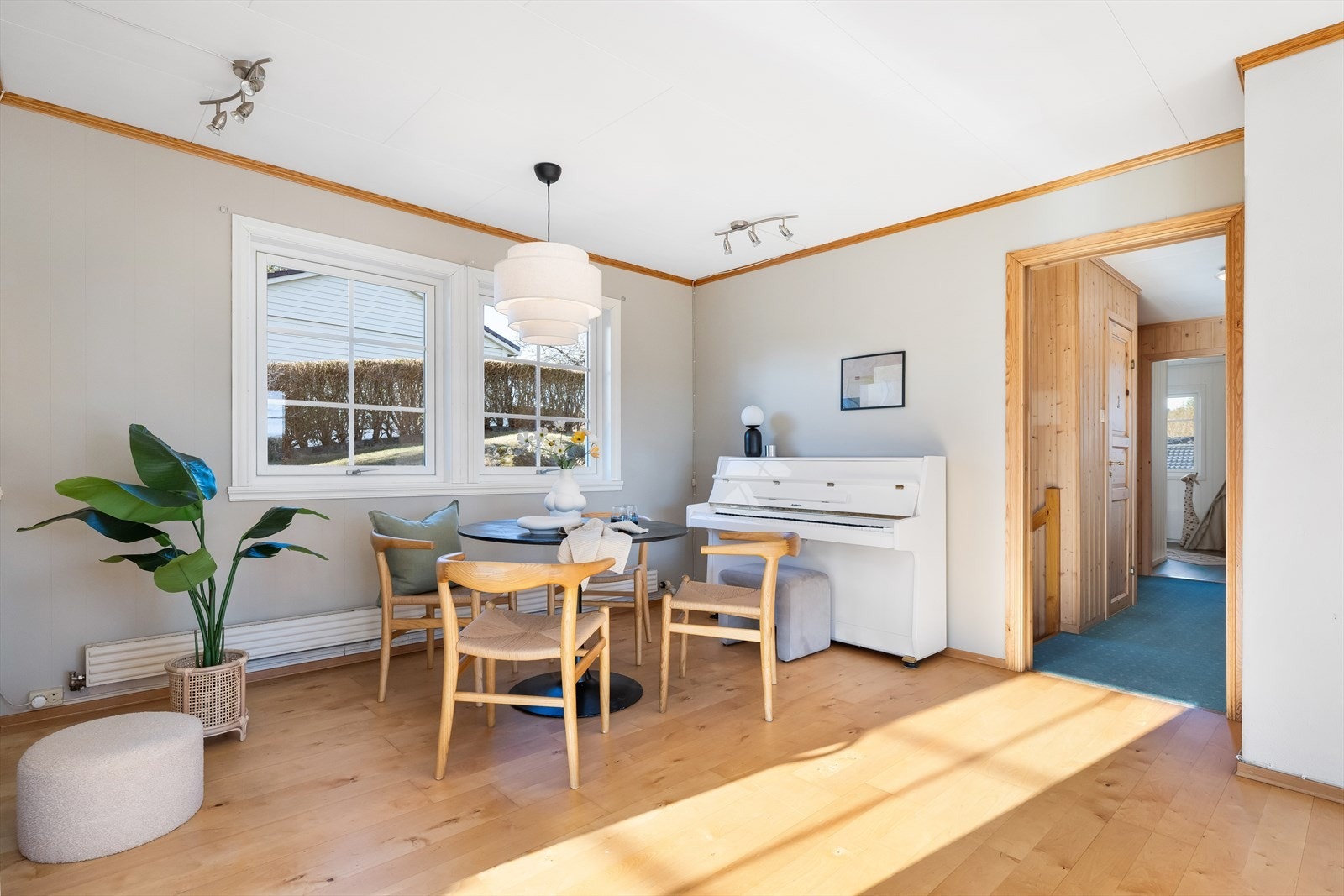 God plass for spisebord med plass for storfamilien til middag. Galleribilde