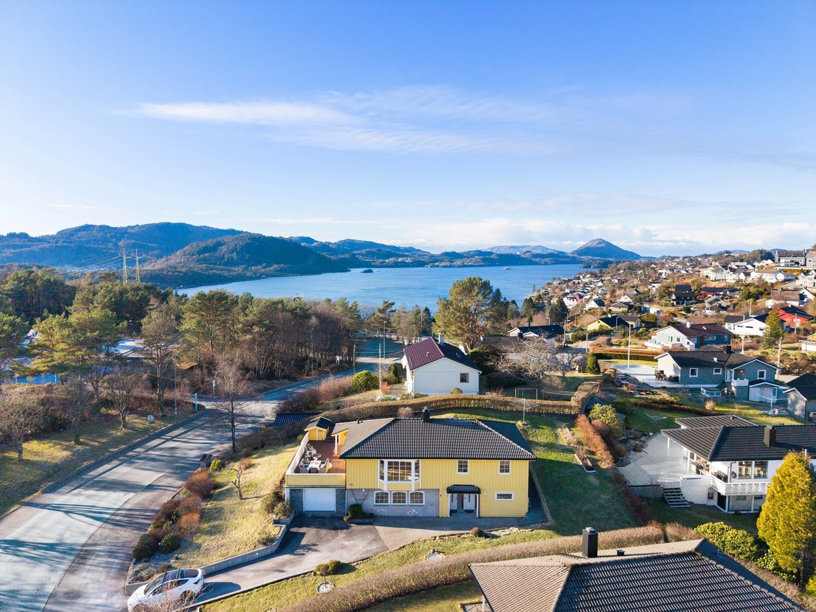 Fra inngangsdøren er det kort gangveg til skoler, barnehage, turområder, fritidstilbud og Knarvik senter. Galleribilde
