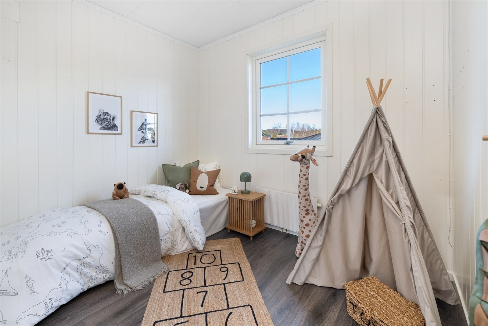 I overetasjen finner man 3 soverom av varierende størrelse. Et lyst og trivelig rom, med god plass for seng og barnelek. Galleribilde