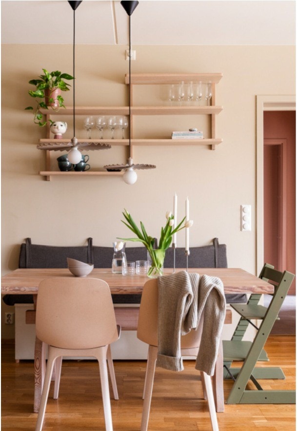 Kjøkkenbord og benk Galleribilde