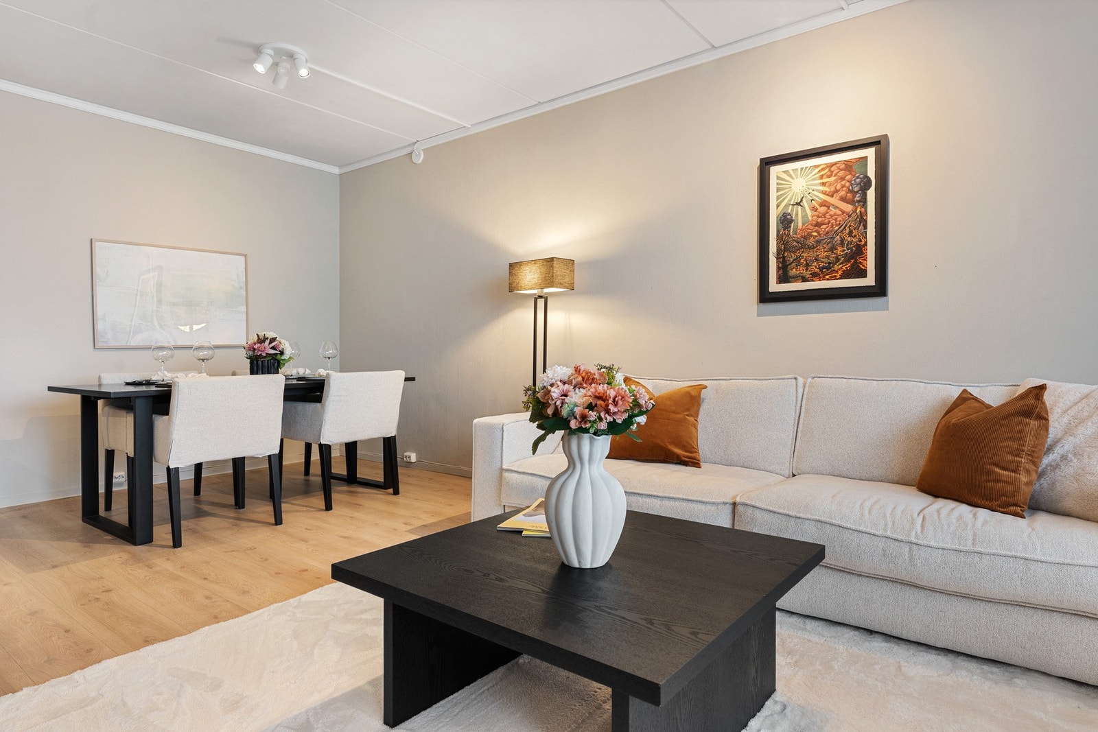 Plass til både stor sofa og spisegruppe Galleribilde