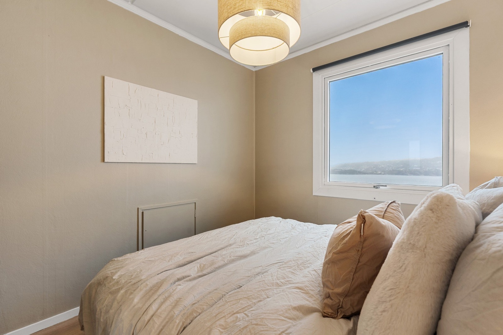 Sett deg opp i sengen om morgenen og møt synet av sjøen Galleribilde