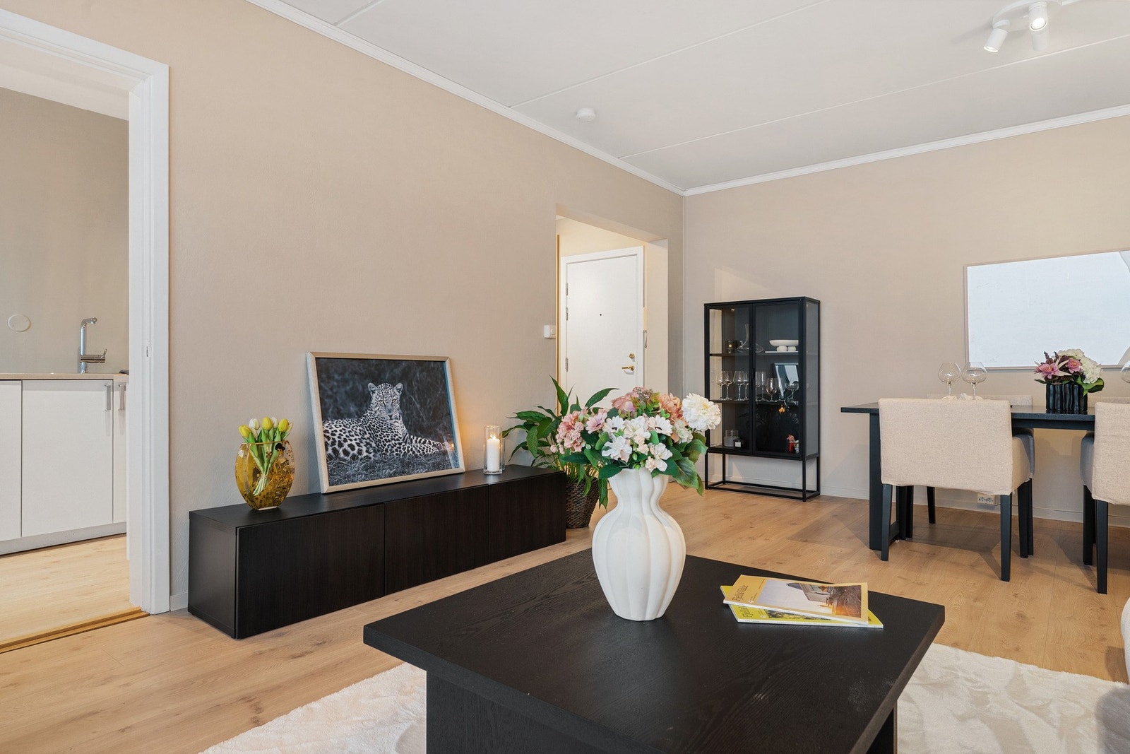 Takhøyde på ca. 260cm i kombinasjon med de store vinduene gir god romfølelse Galleribilde