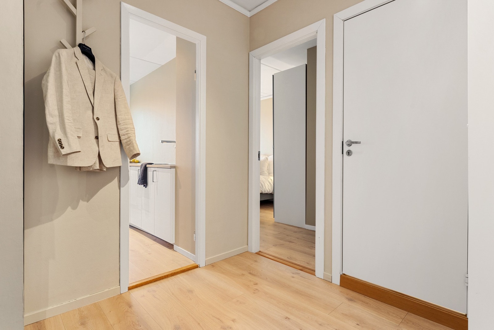 God plass til yttertøy i gangen Galleribilde