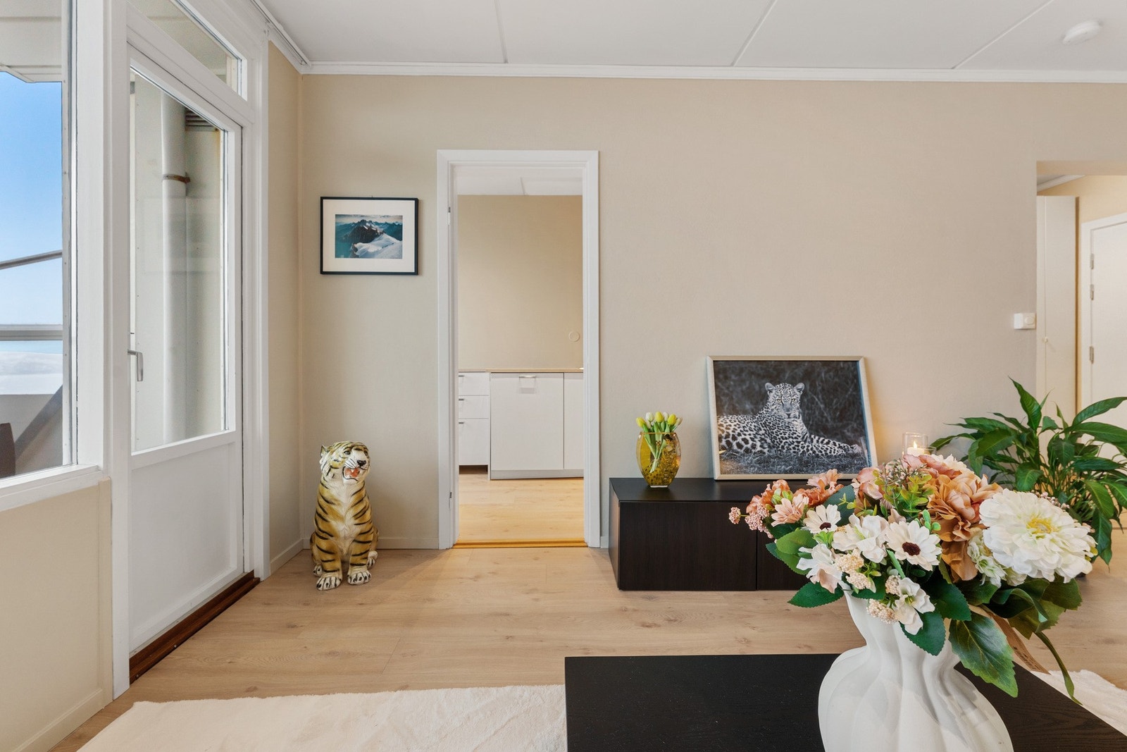 God planløsning. Her er det naturlig å sette TV og TV-benk Galleribilde