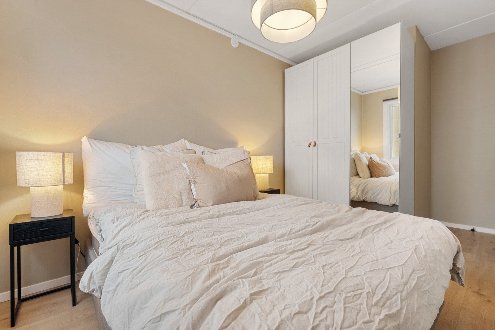 Soverommet er på ca. 11kvm og har plass til stor garderobe og nattbord på hver side av sengen Galleribilde