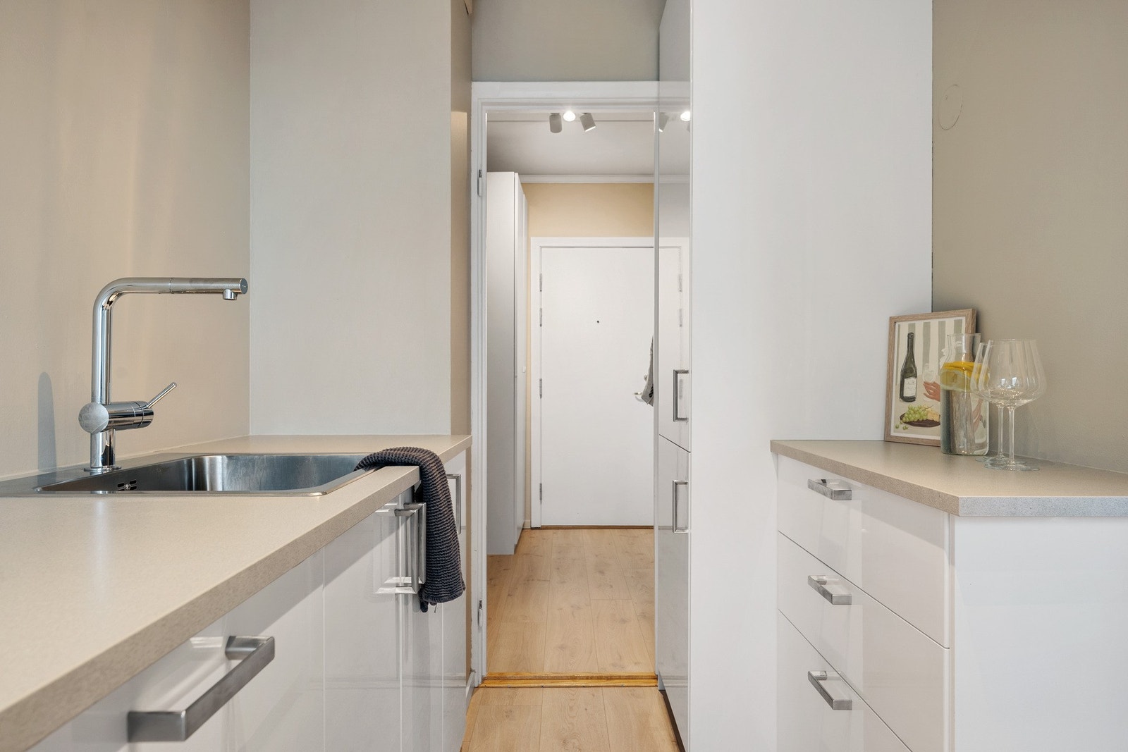 Godt utnyttet med benkeplass, men også mulighet til å sette opp flere overskap Galleribilde