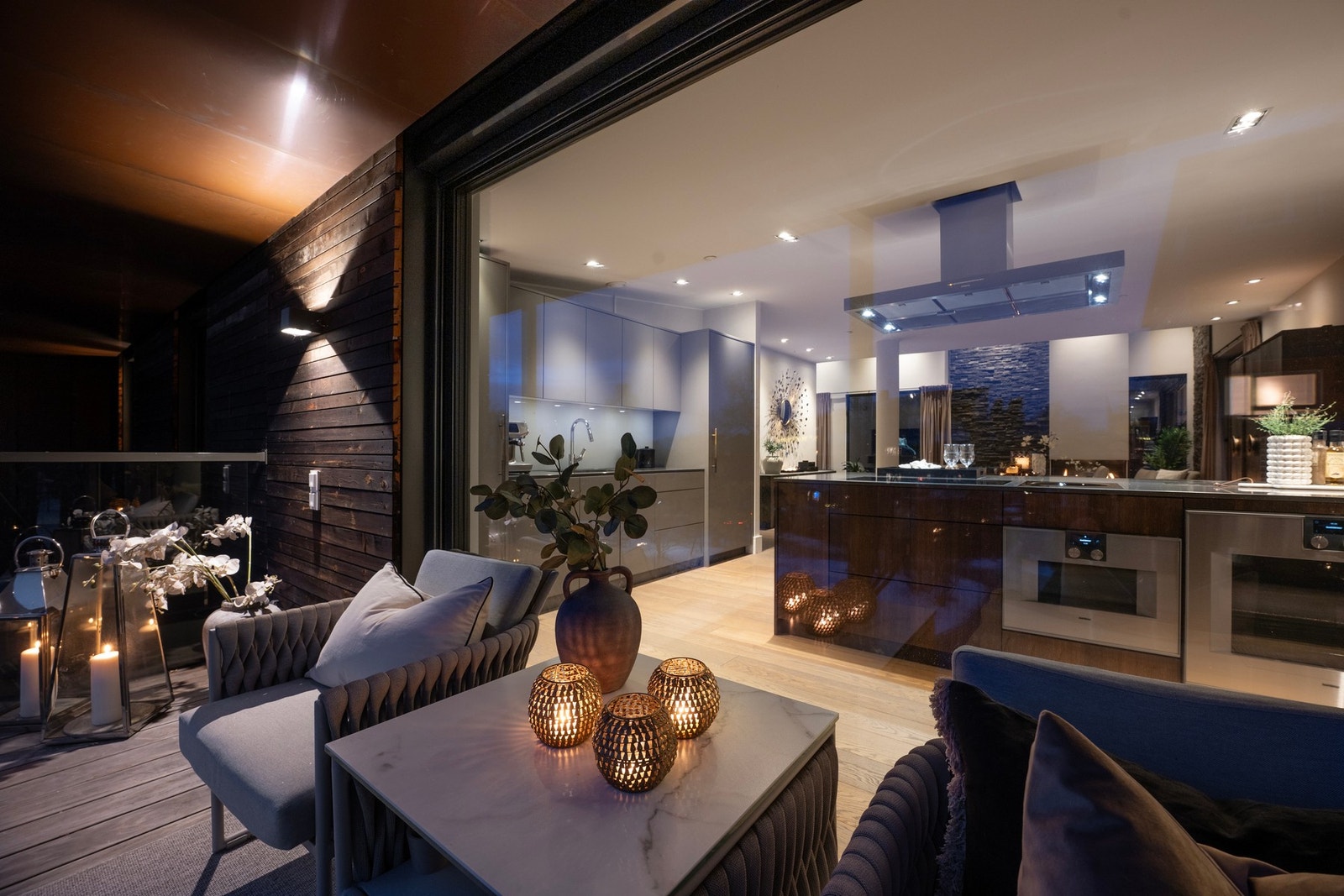 Fra kjøkkenet er det utgang til en overbygget balkong. Galleribilde