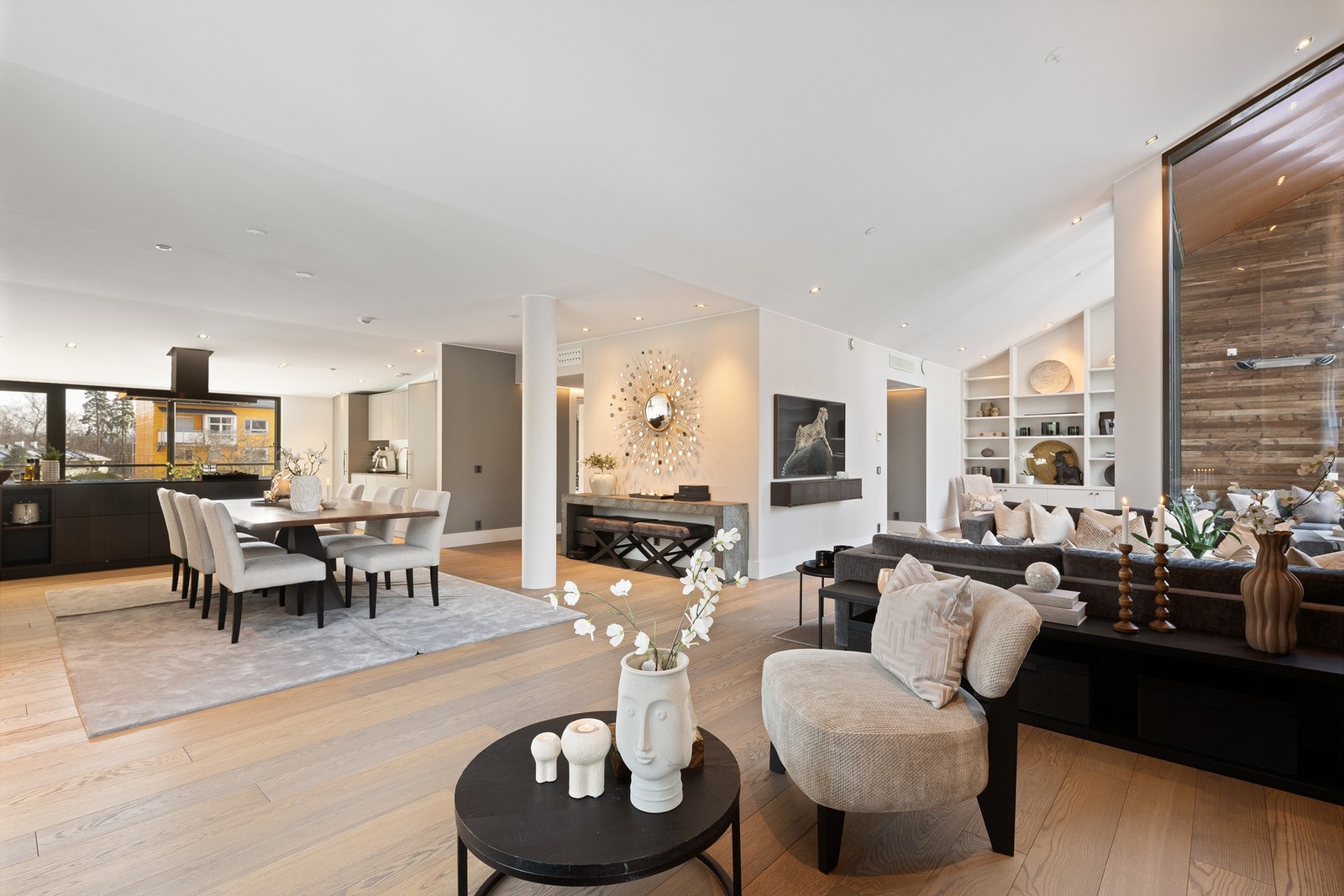 Stuen imponerer med en fantastisk takhøyde på hele 4,5 meter, som gir en luftig og unik romfølelse. Galleribilde