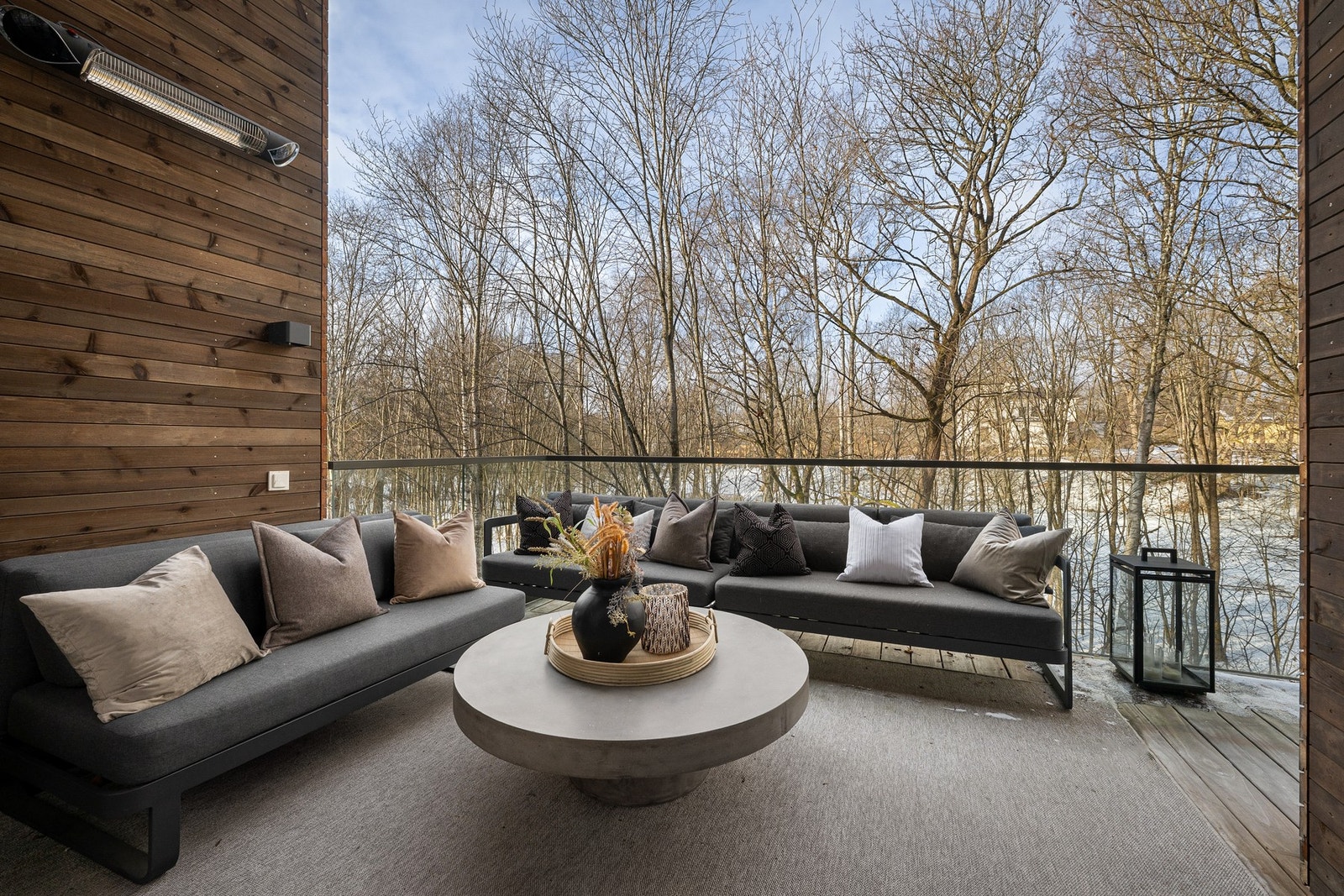 Balkongen er på 34 kvm, med usjenert og attraktiv beliggenhet mot Den Engelske Park. Galleribilde