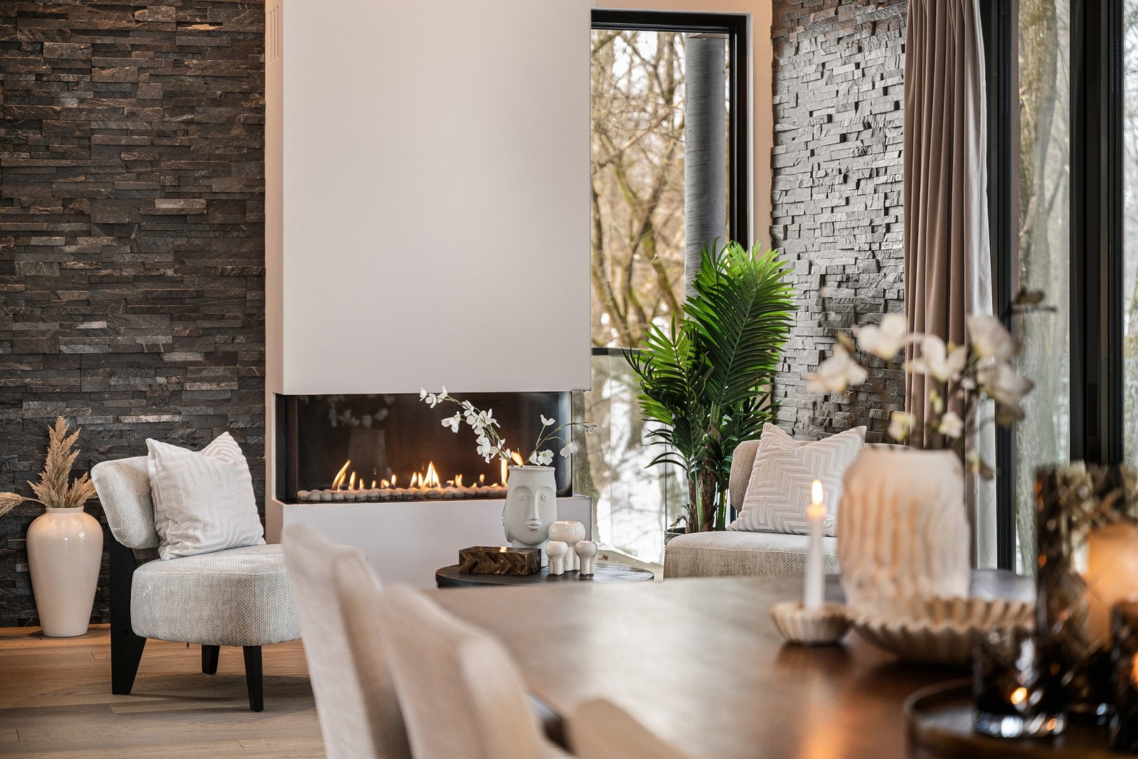 Leiligheten byr på påkostede materialvalg og eksklusive løsninger, inkludert gasspeis i stuen. Galleribilde