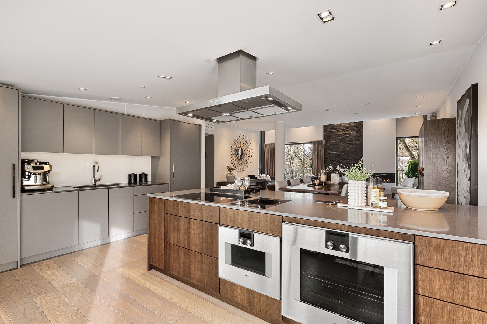 Lyst og eksklusivt kvalitetskjøkken fra Kvänum, kjent for tidløst design, kompromissløs kvalitet og solid håndverk. Galleribilde